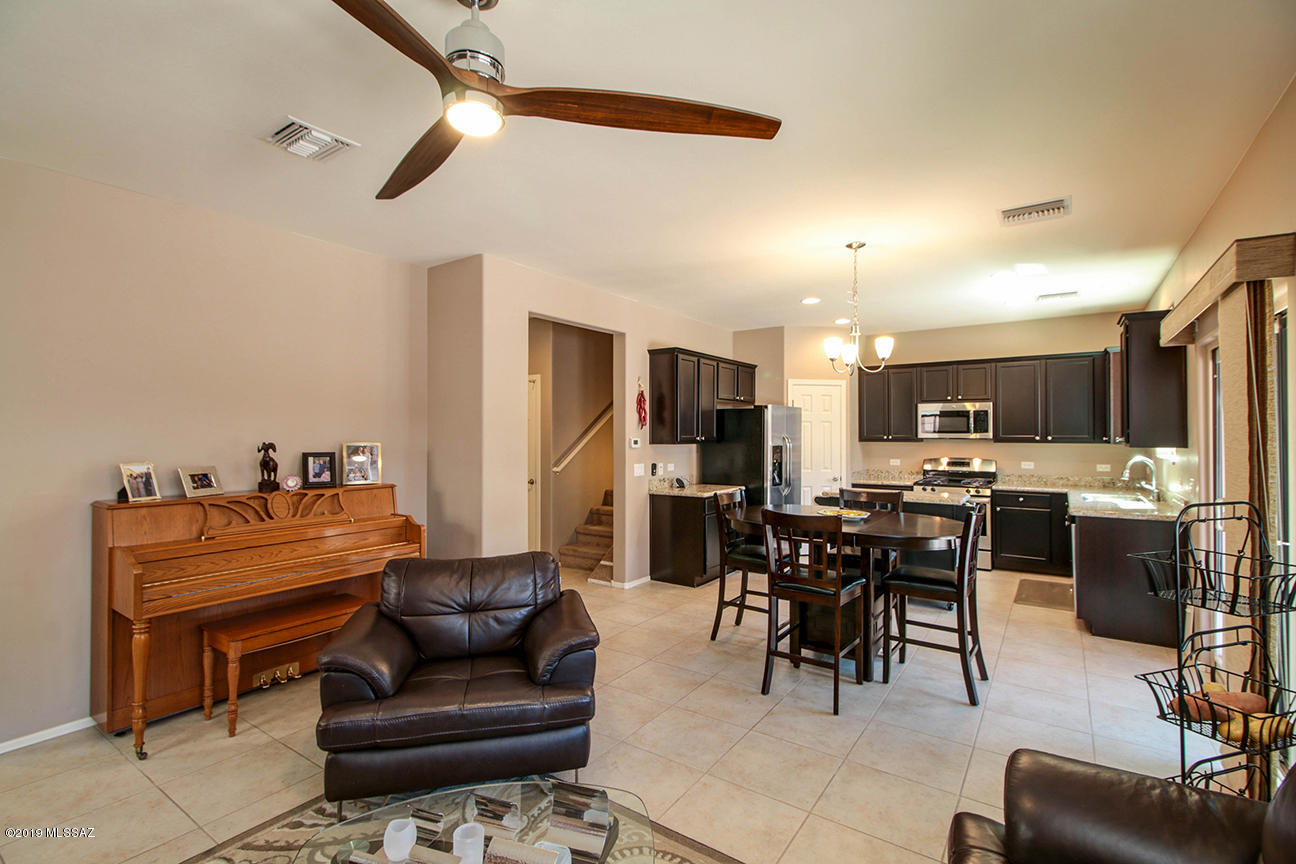 693 W Calle Canto Sereno