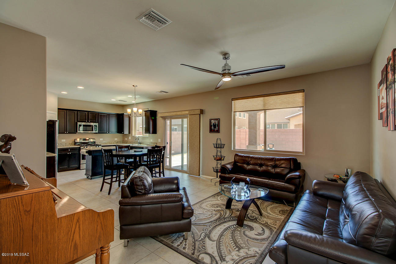 693 W Calle Canto Sereno