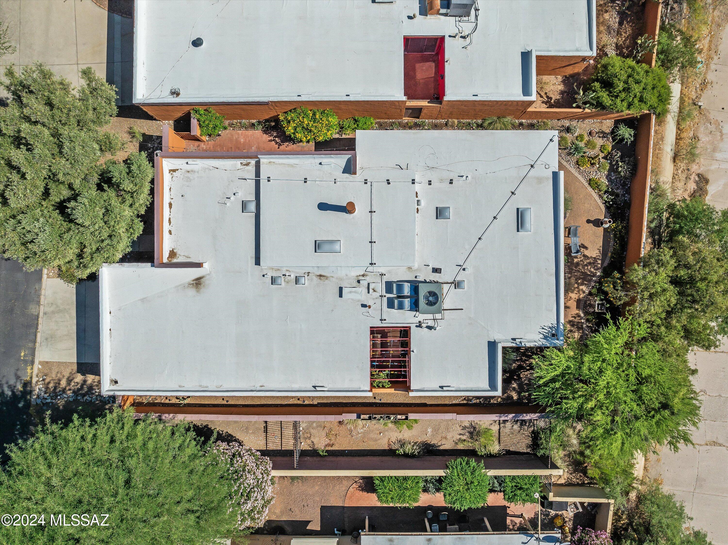 2584 N Santa Rosa Avenue