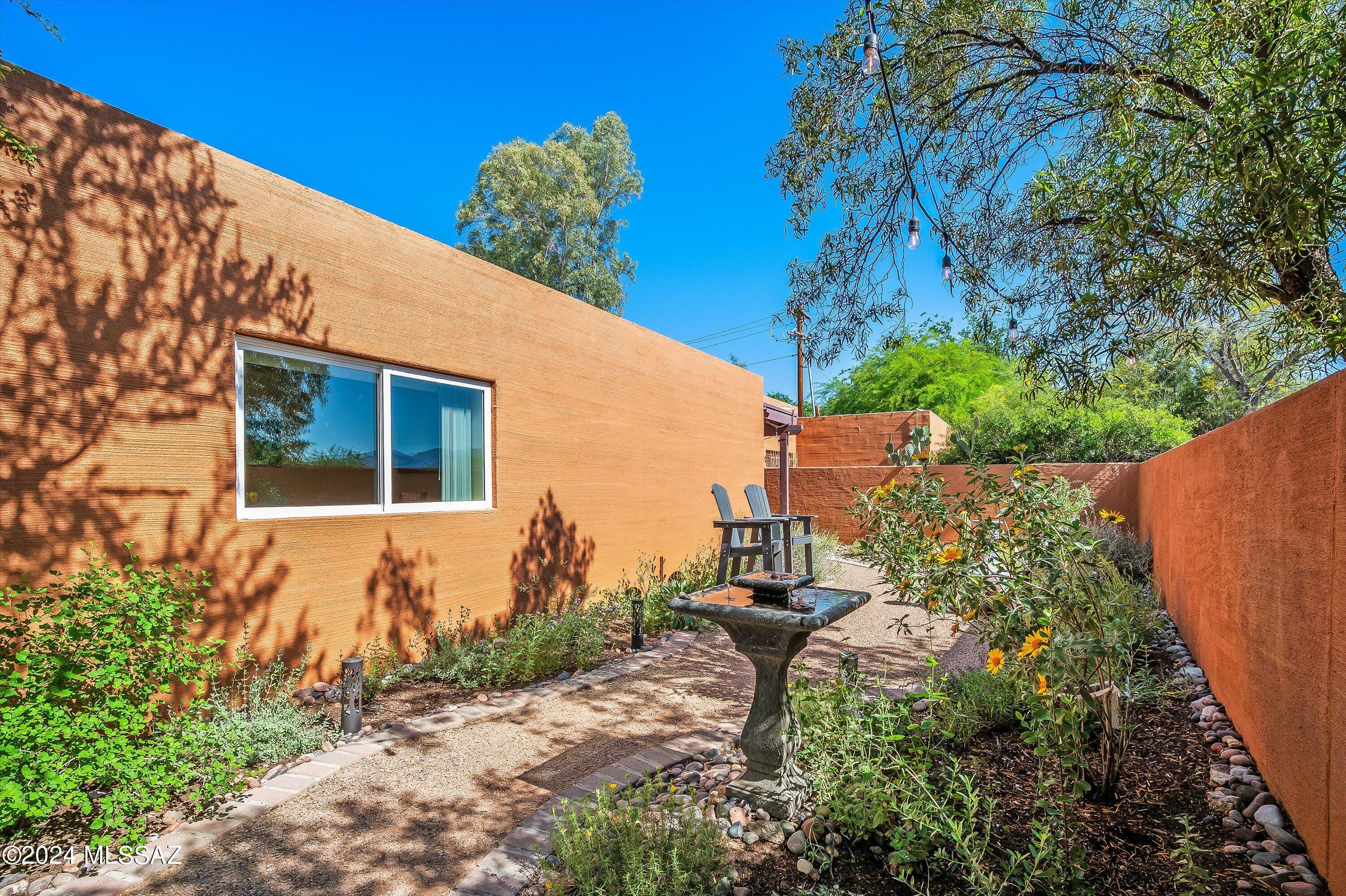 2584 N Santa Rosa Avenue