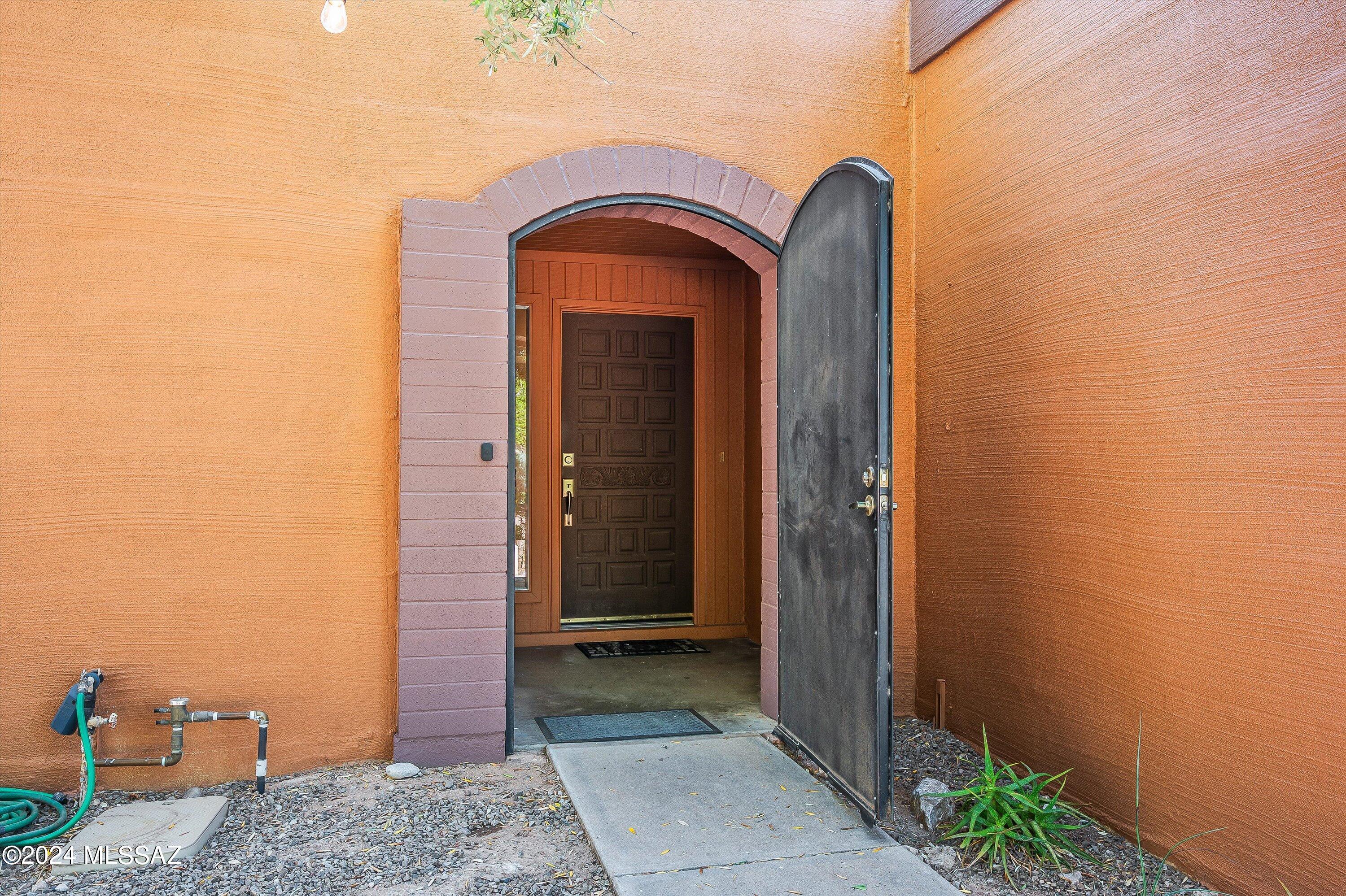 2584 N Santa Rosa Avenue