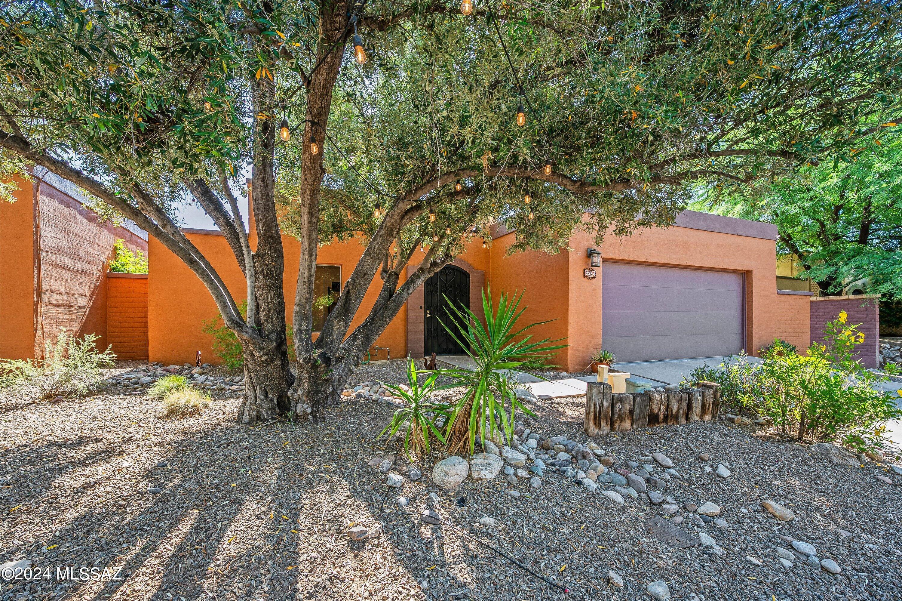 2584 N Santa Rosa Avenue