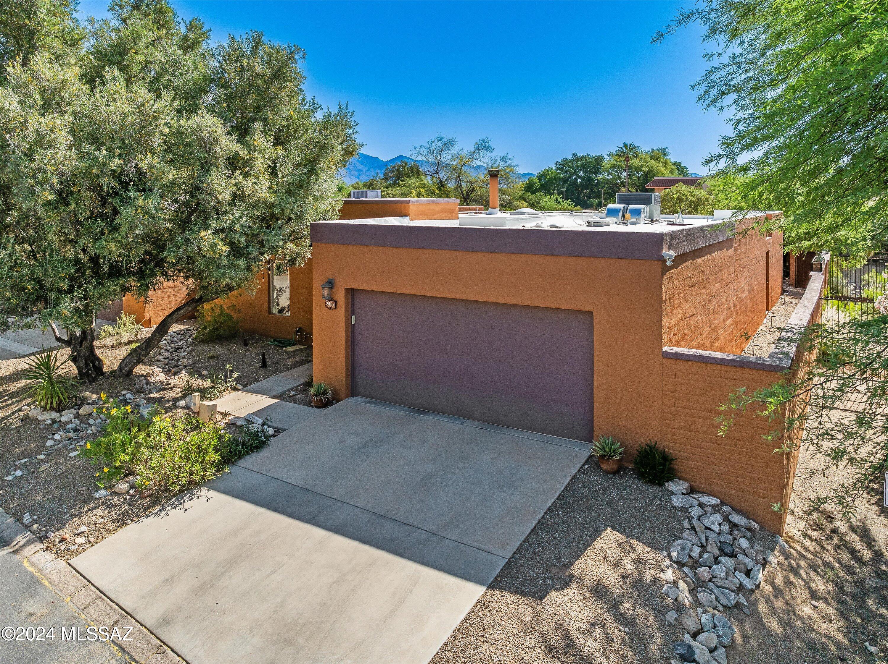 2584 N Santa Rosa Avenue