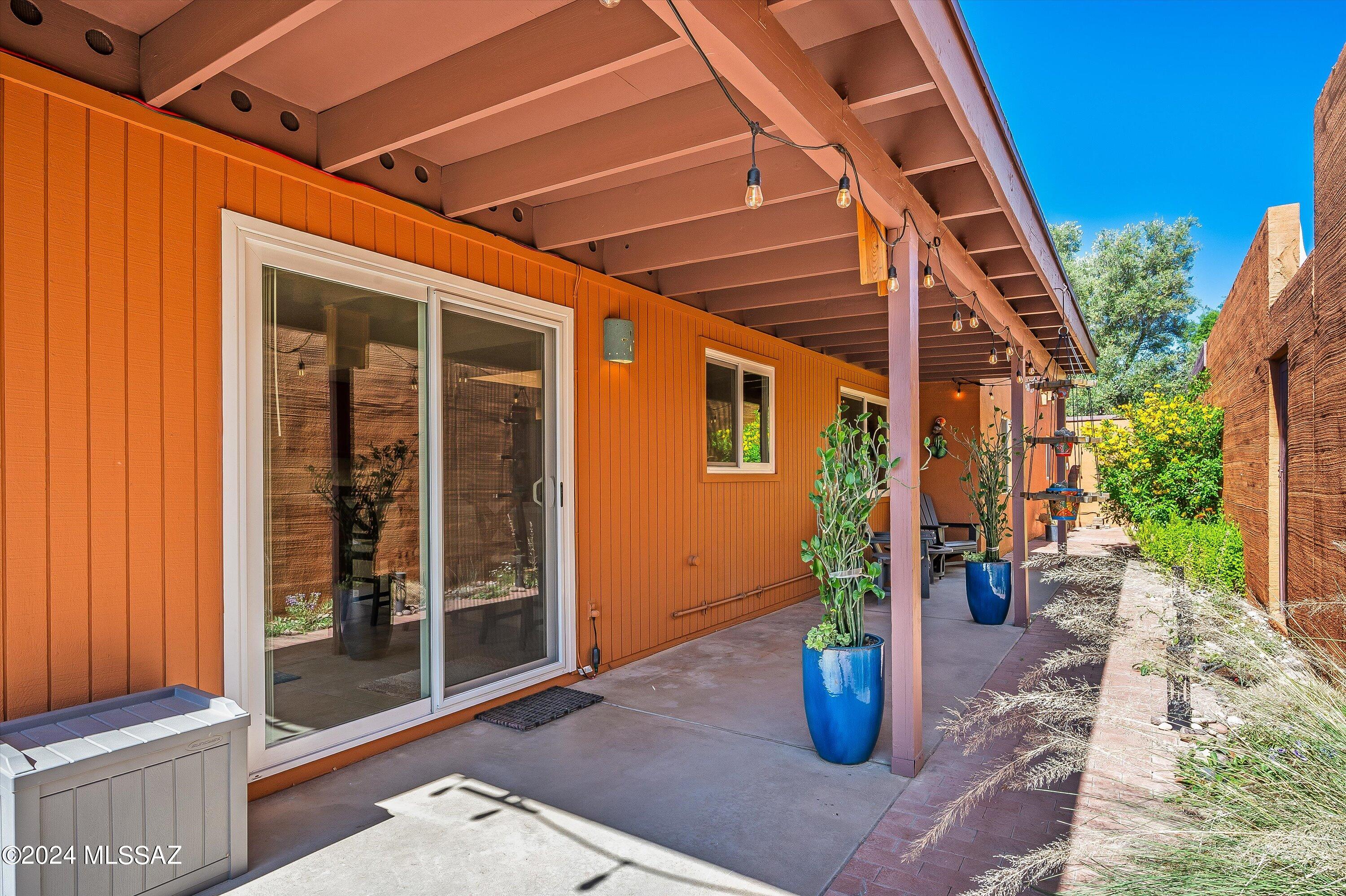 2584 N Santa Rosa Avenue
