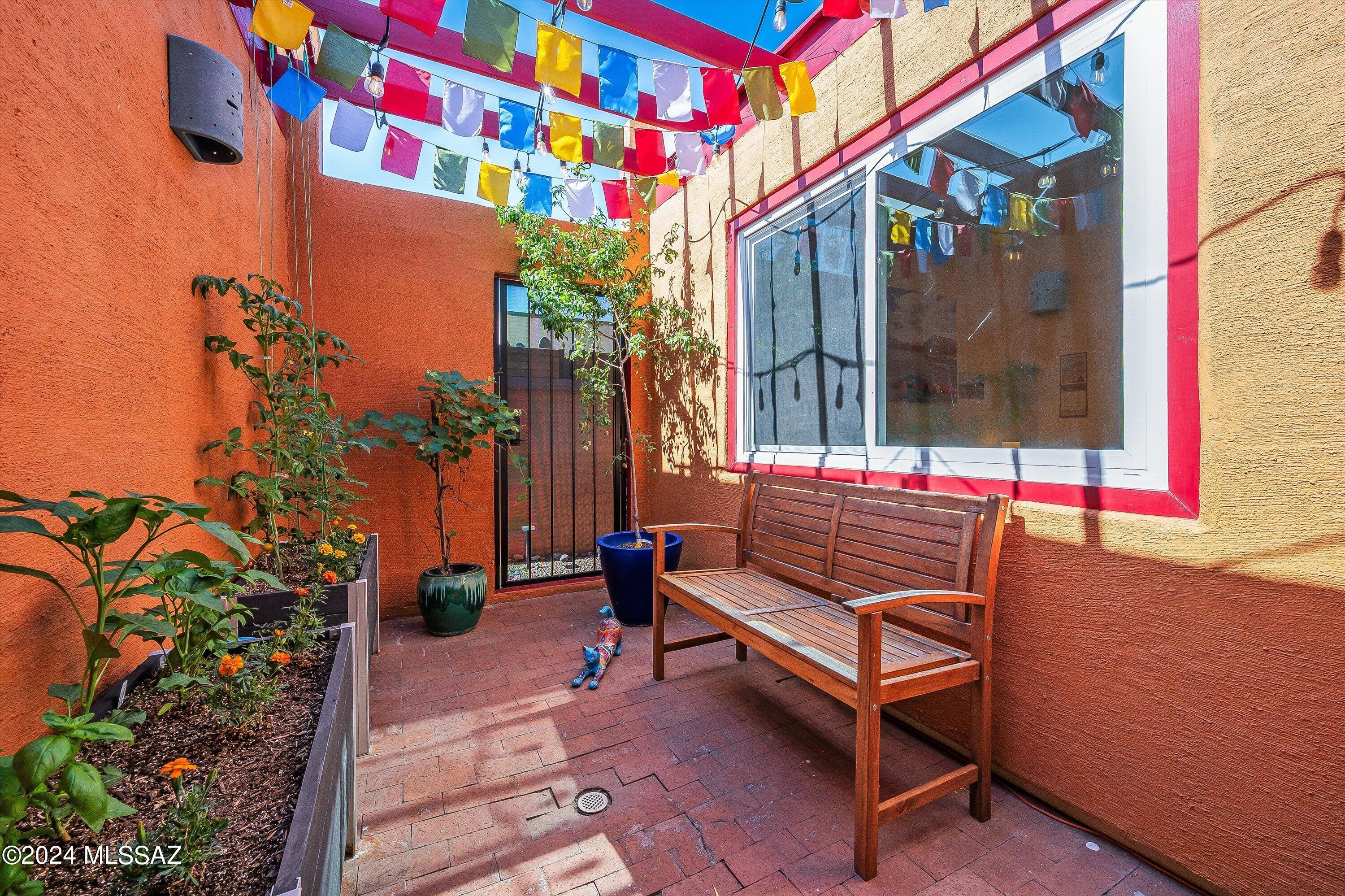 2584 N Santa Rosa Avenue