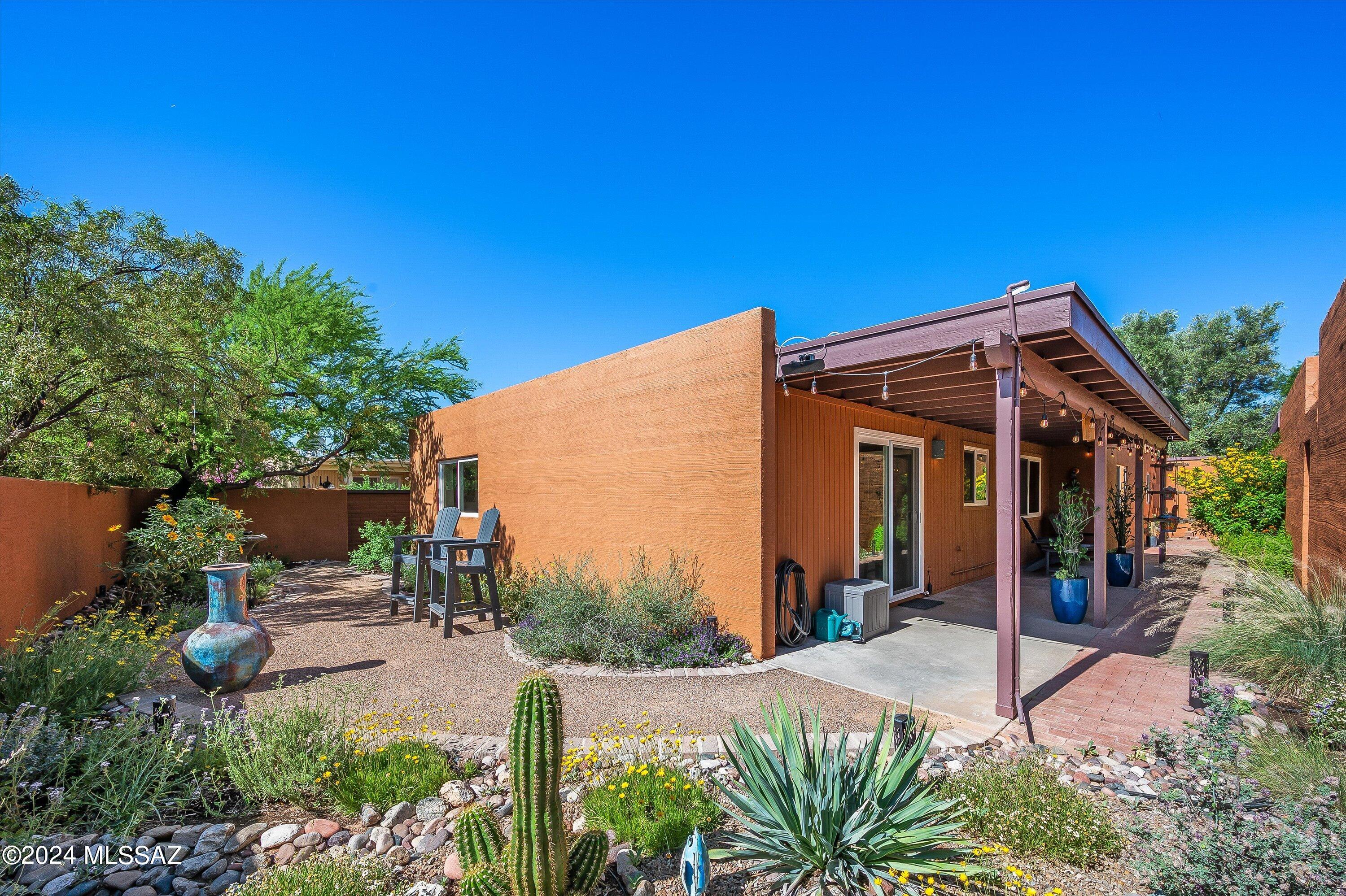 2584 N Santa Rosa Avenue
