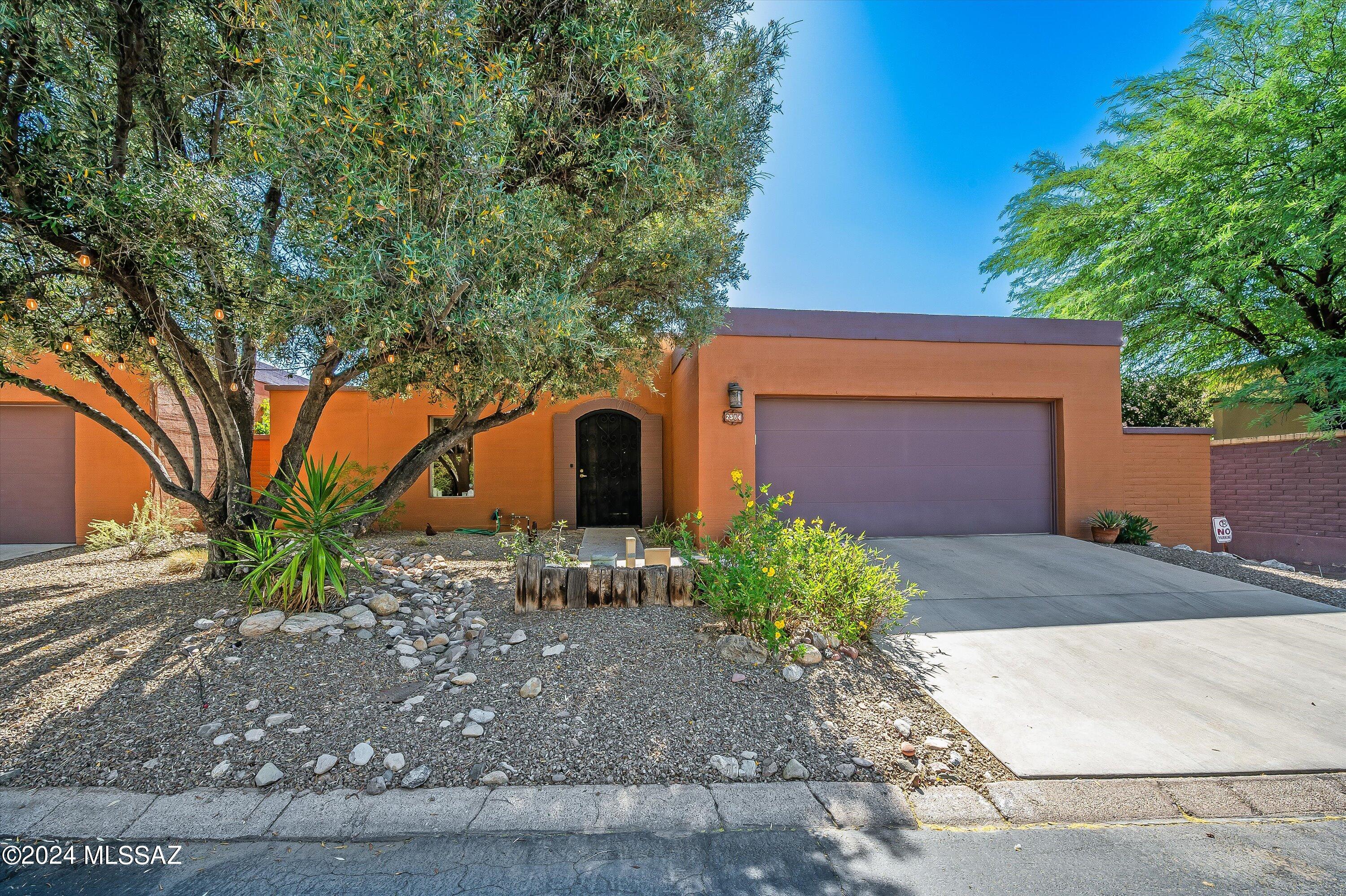 2584 N Santa Rosa Avenue