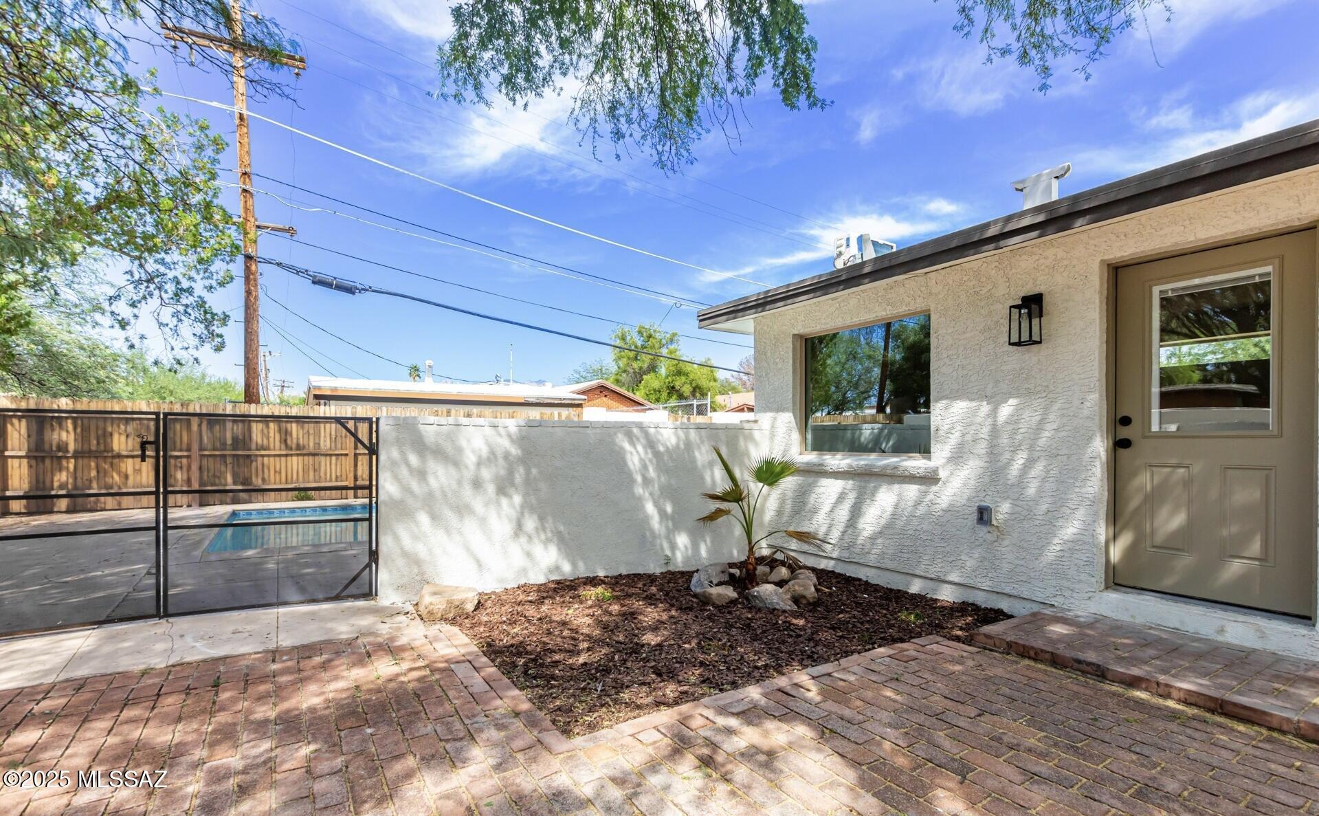 3017 E Loretta Drive