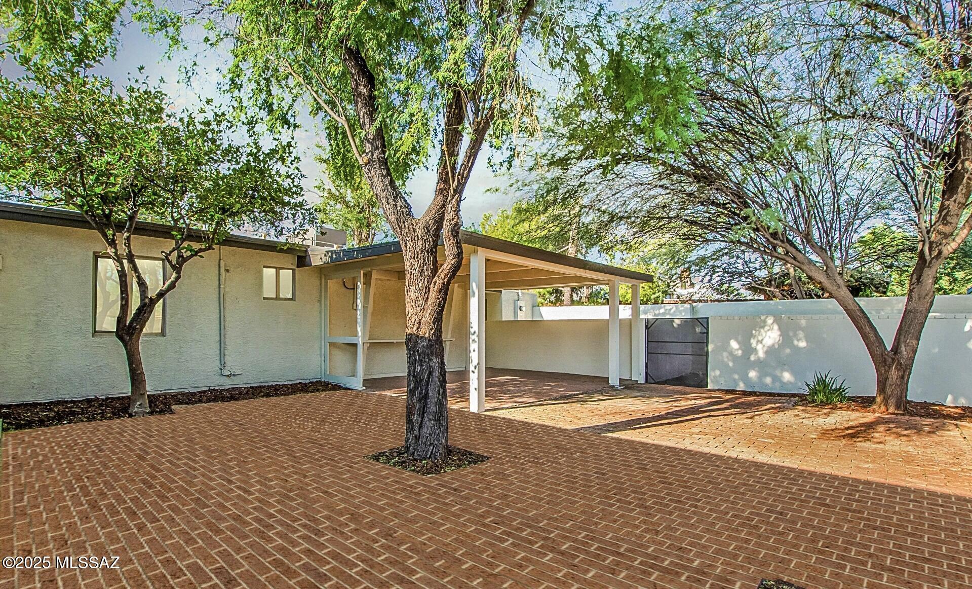 3017 E Loretta Drive