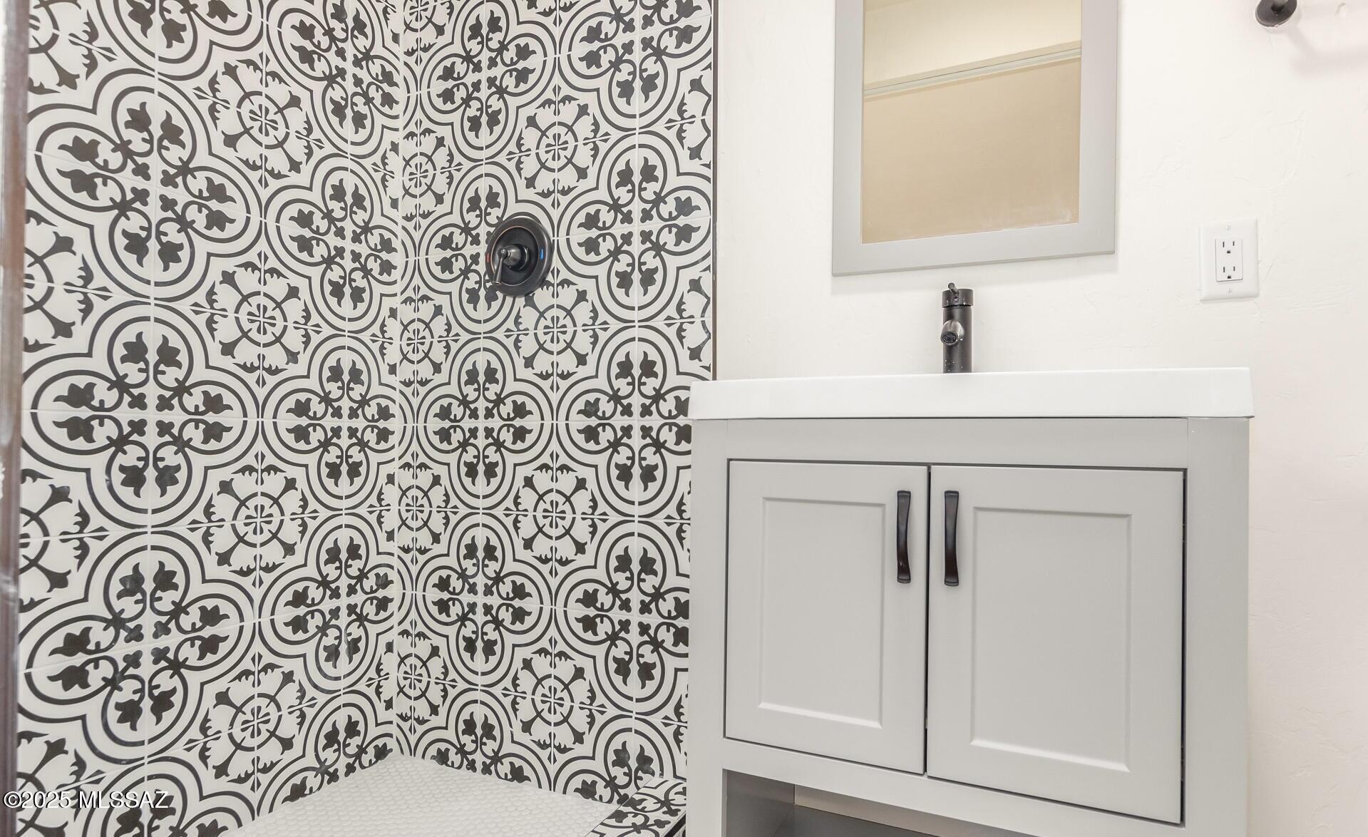 3017 E Loretta Drive