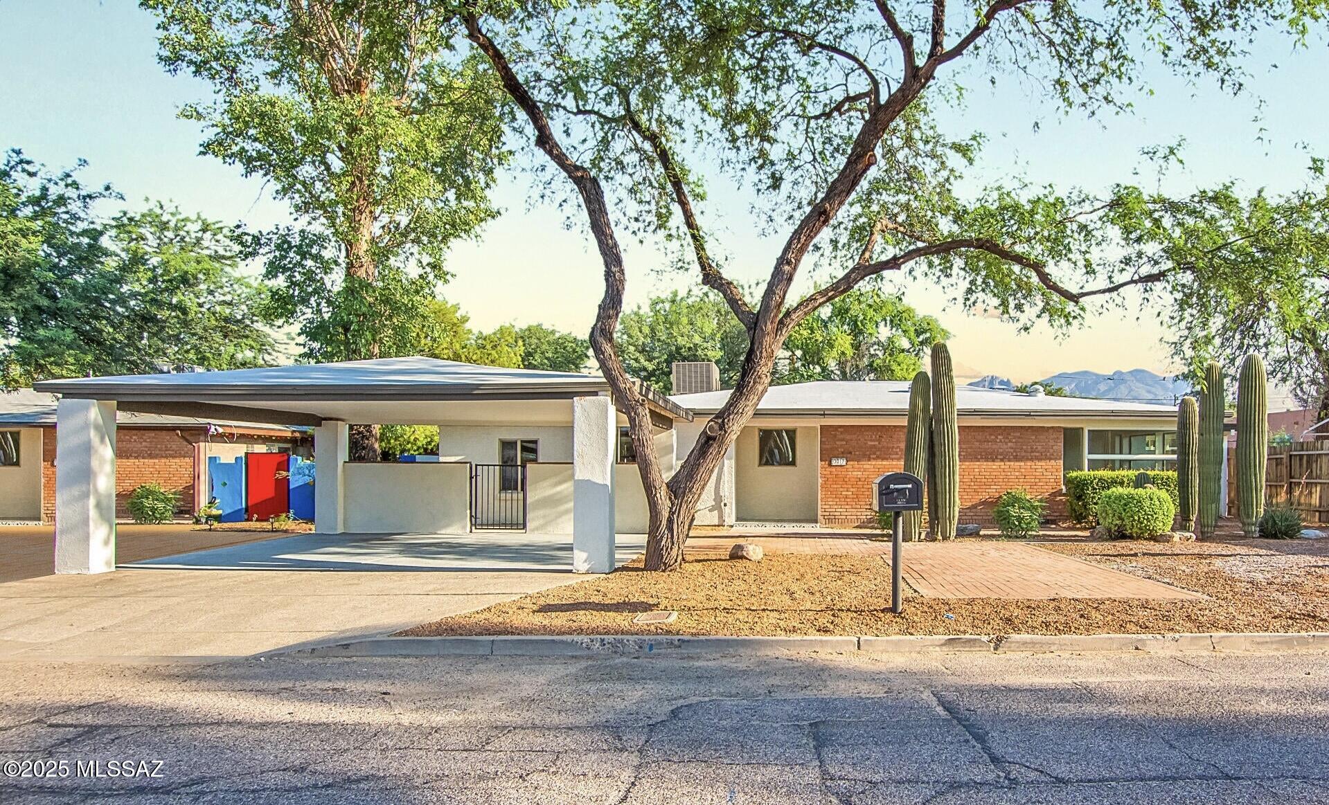 3017 E Loretta Drive