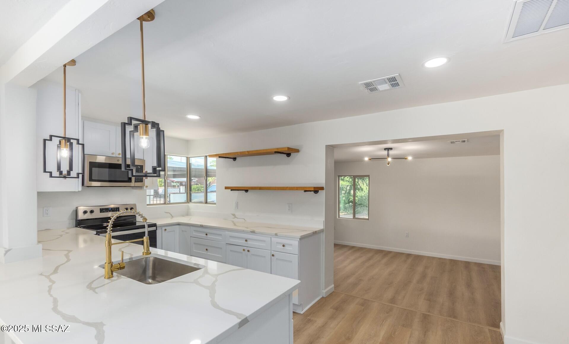 3017 E Loretta Drive