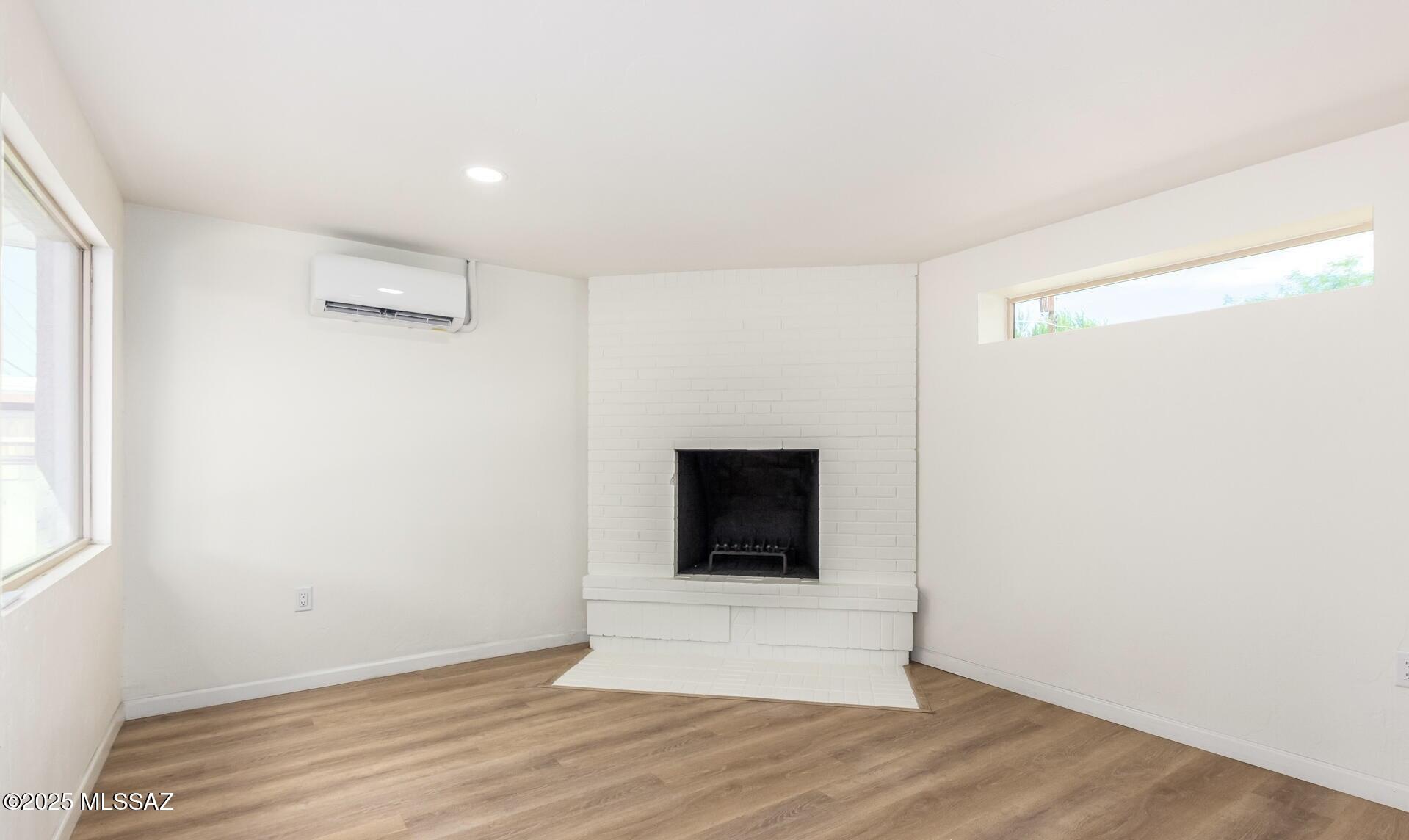 3017 E Loretta Drive