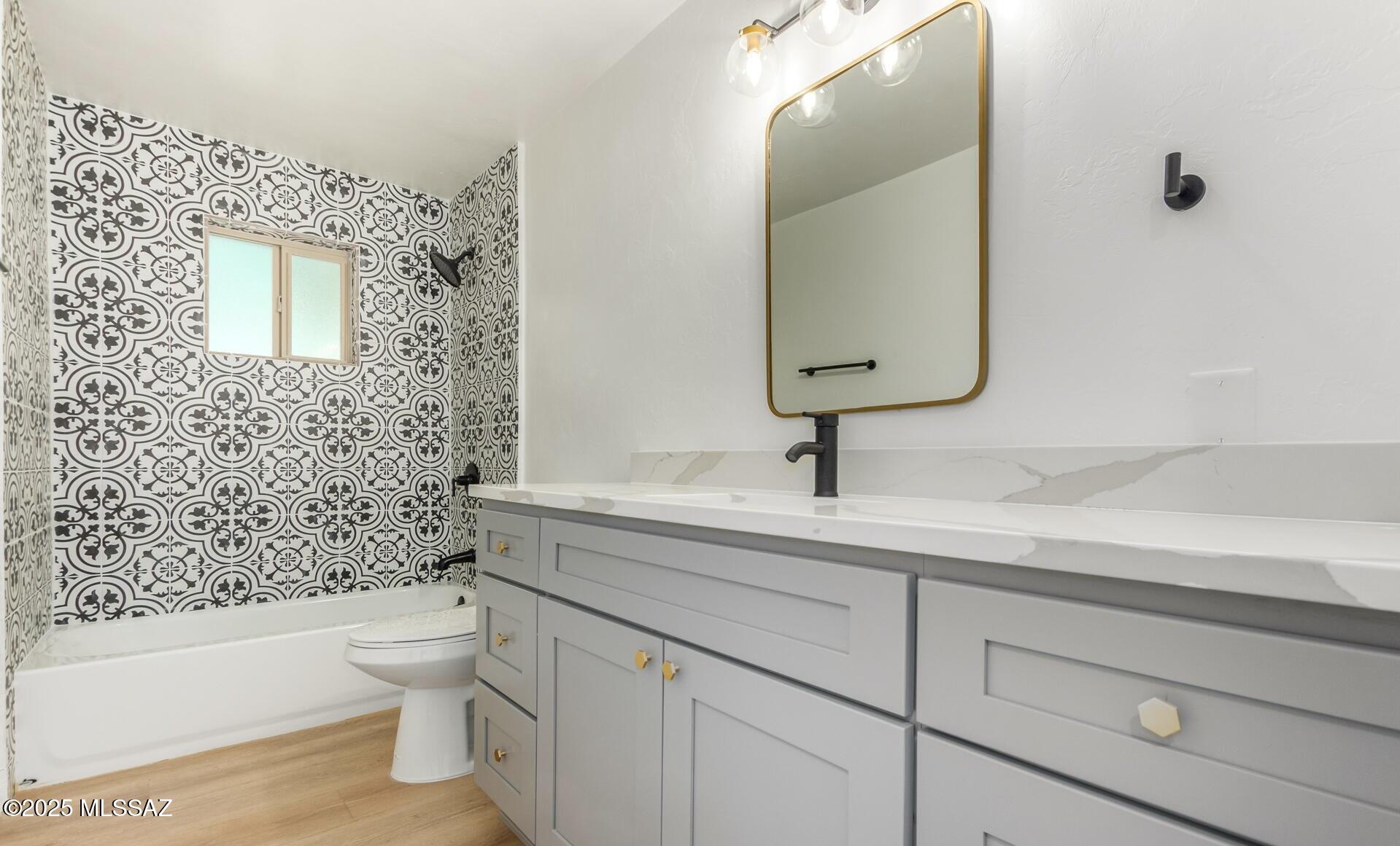 3017 E Loretta Drive