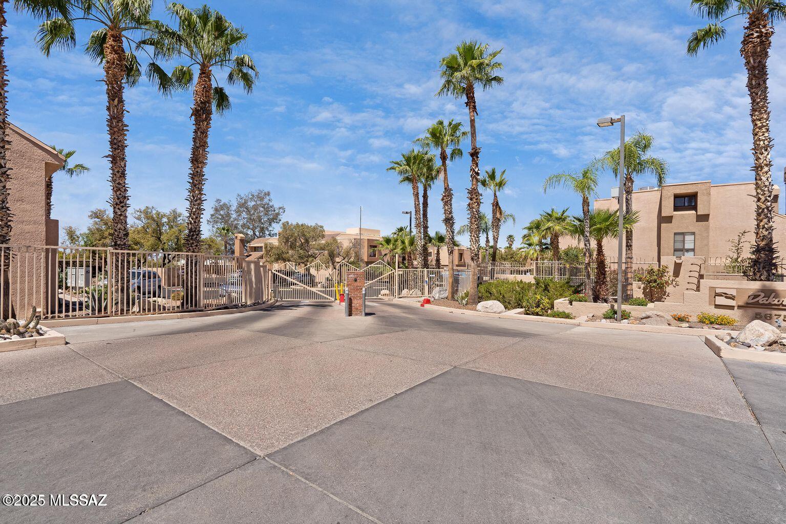 5675 N Camino Esplendora 1100