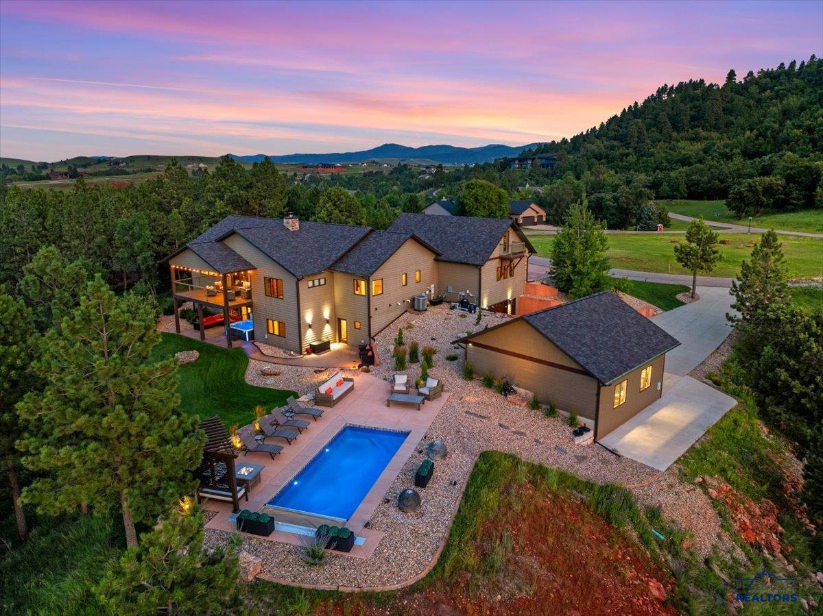 2430 WOODLAND LOOP