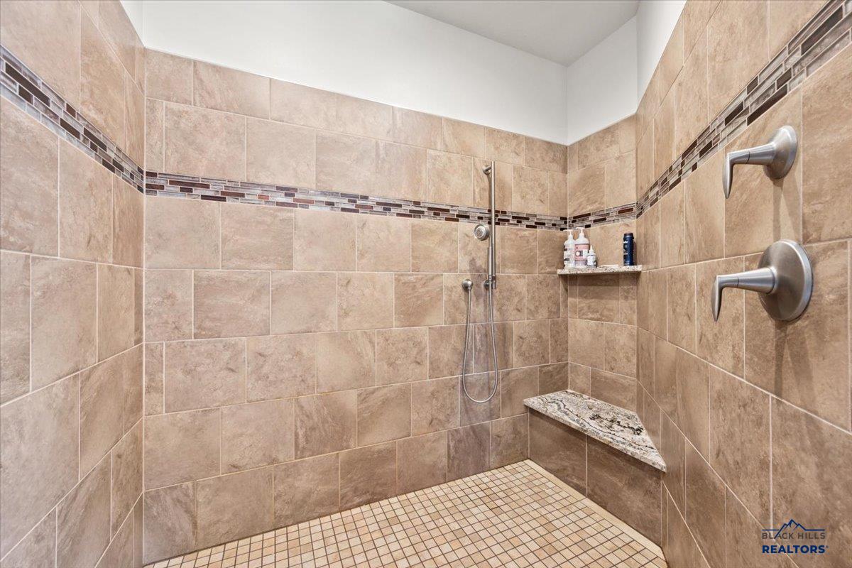 2430 WOODLAND LOOP
