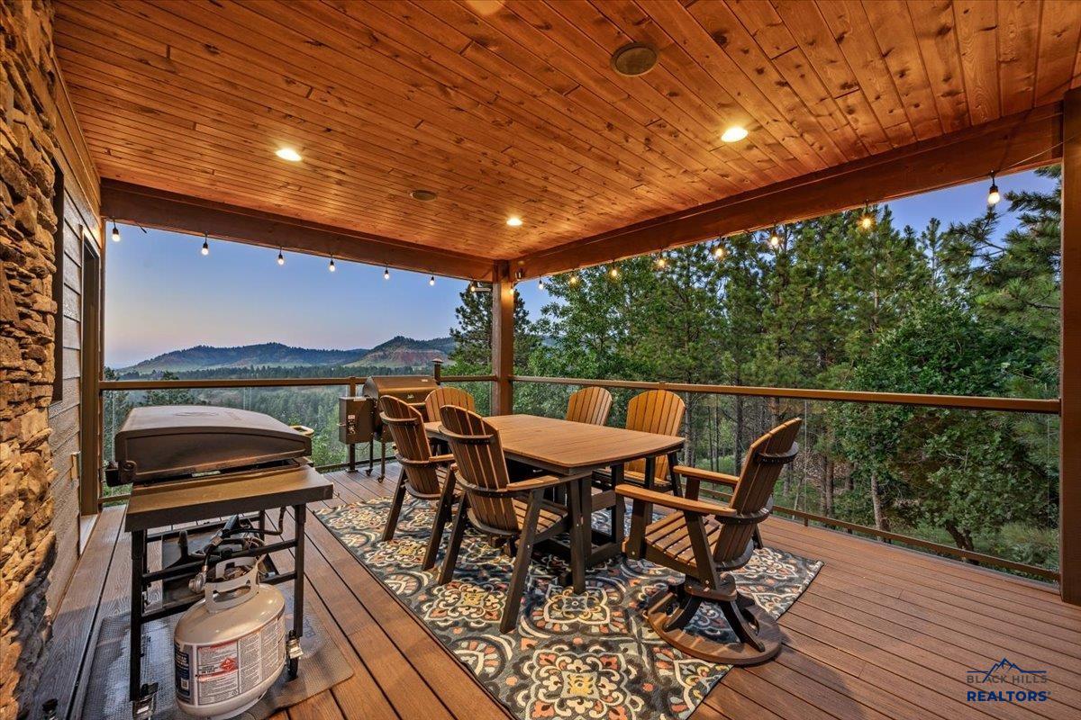 2430 WOODLAND LOOP