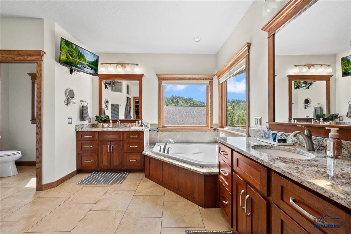2430 WOODLAND LOOP