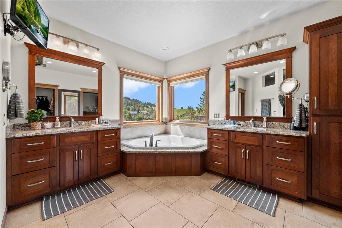 2430 Woodland Loop