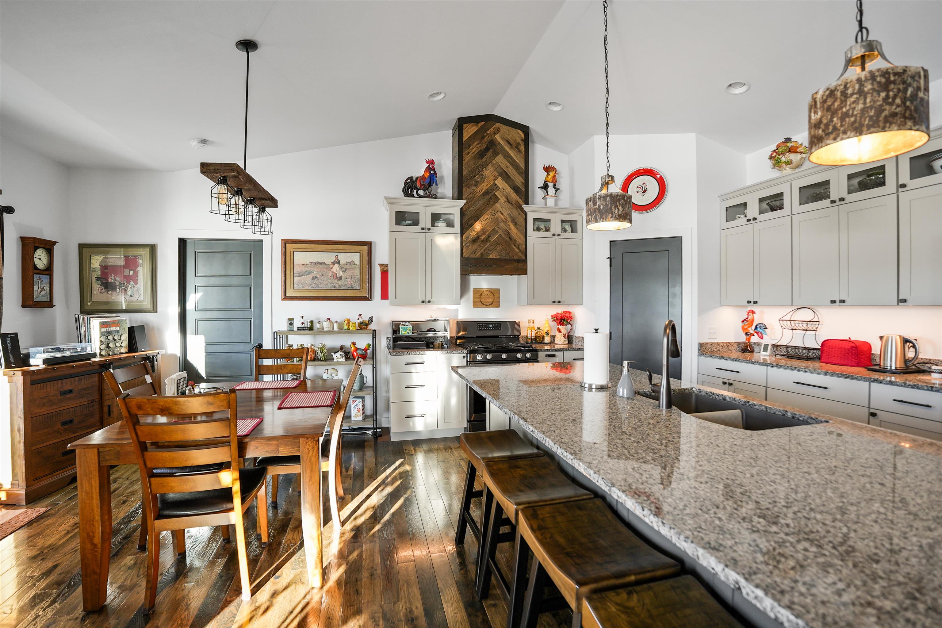 8037 Brooks Loop