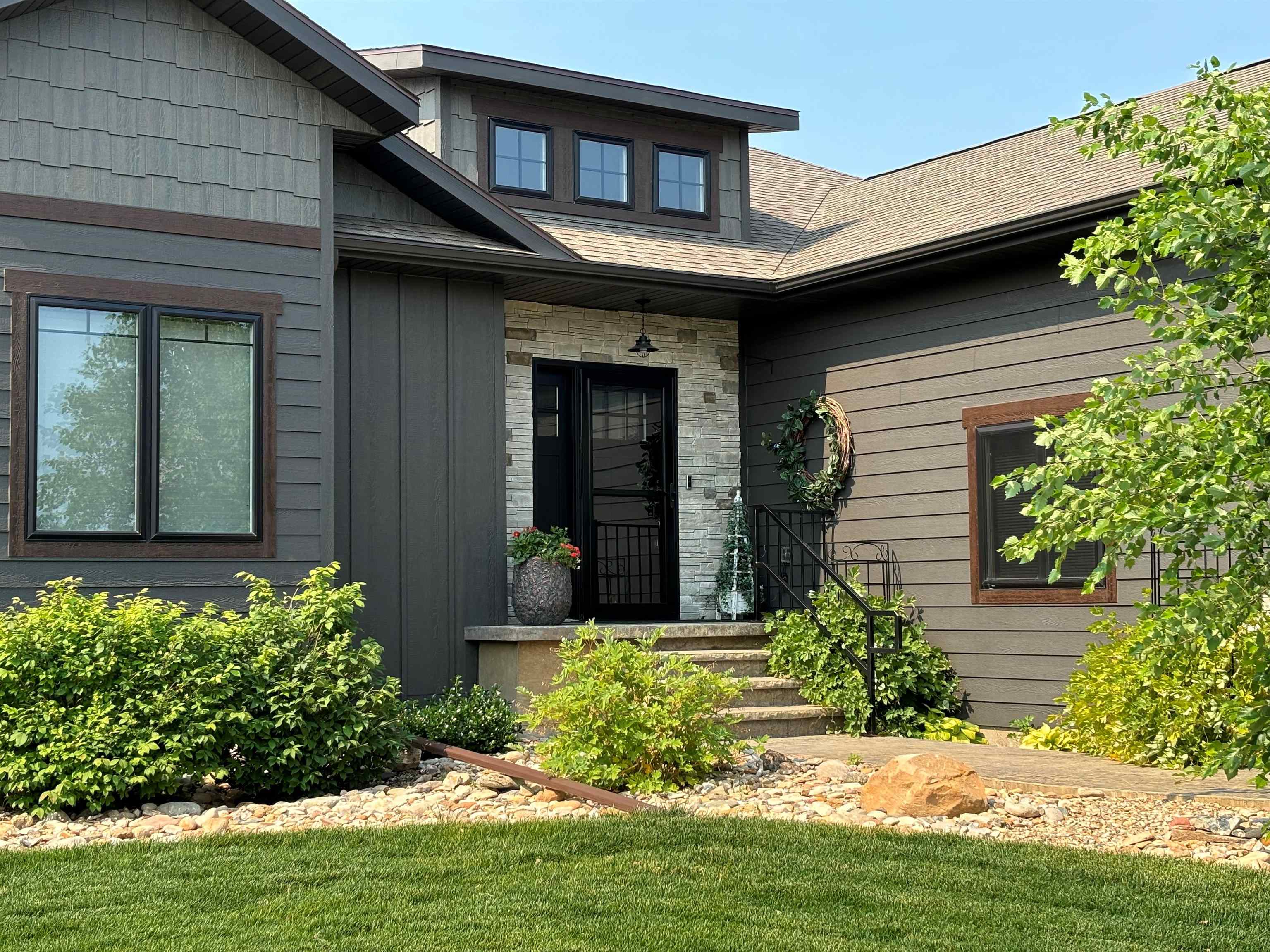 8037 Brooks Loop