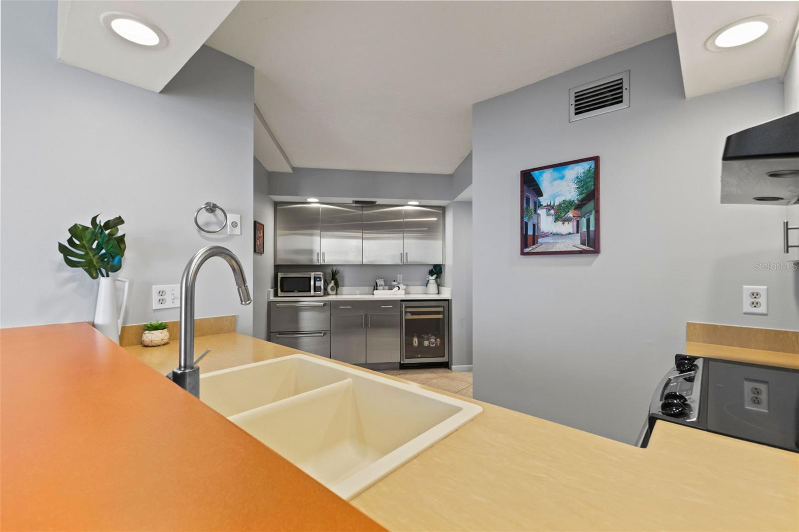 1111 N GULFSTREAM AVE #6B