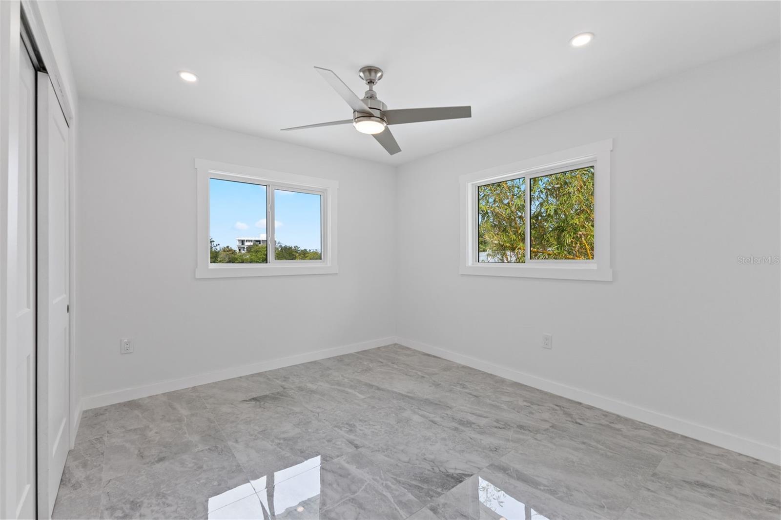 910 BAYSHORE DR