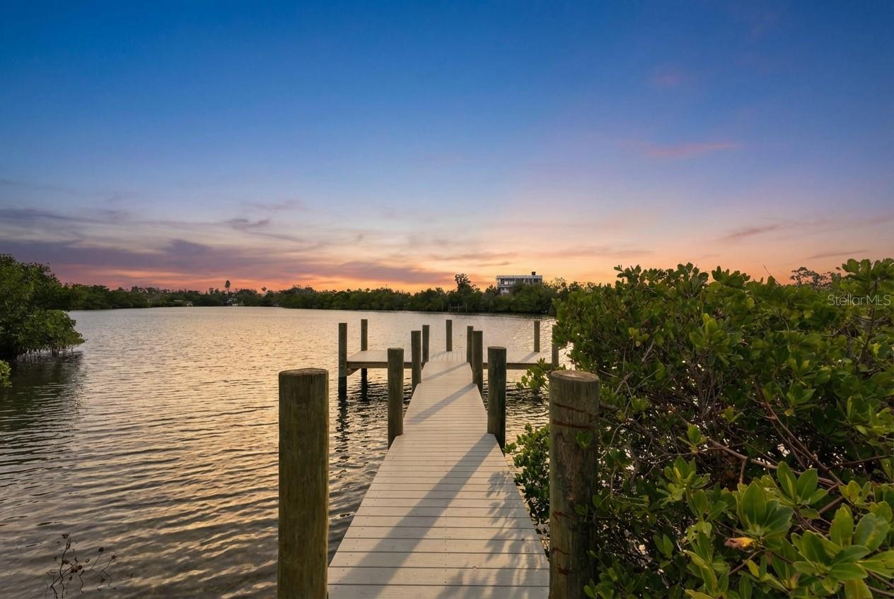 910 BAYSHORE DR