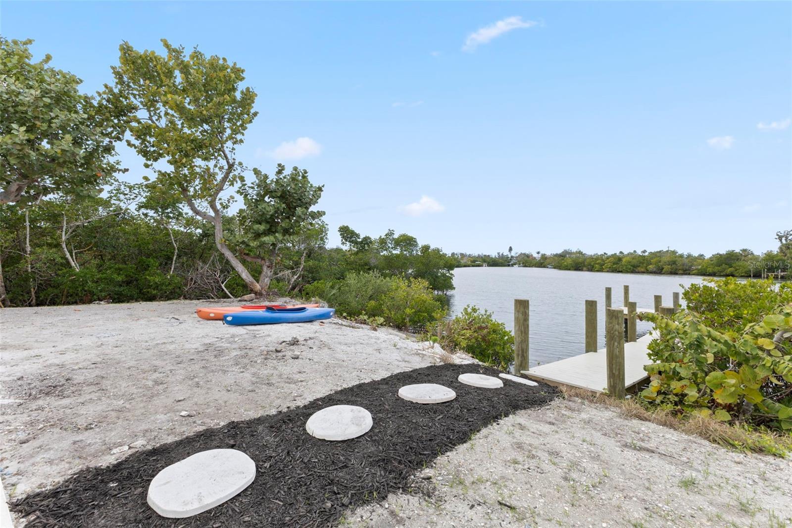 910 BAYSHORE DR