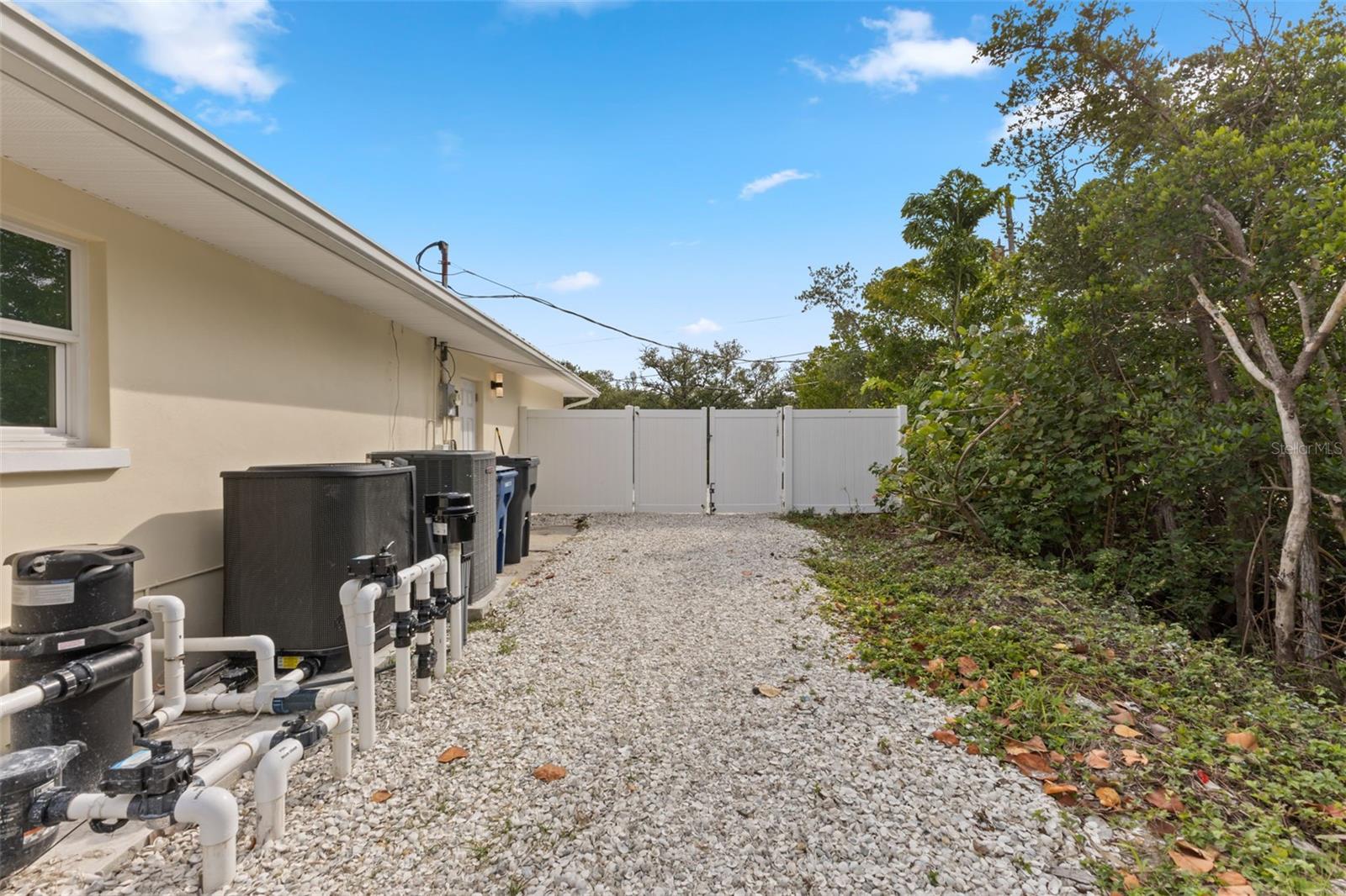910 BAYSHORE DR