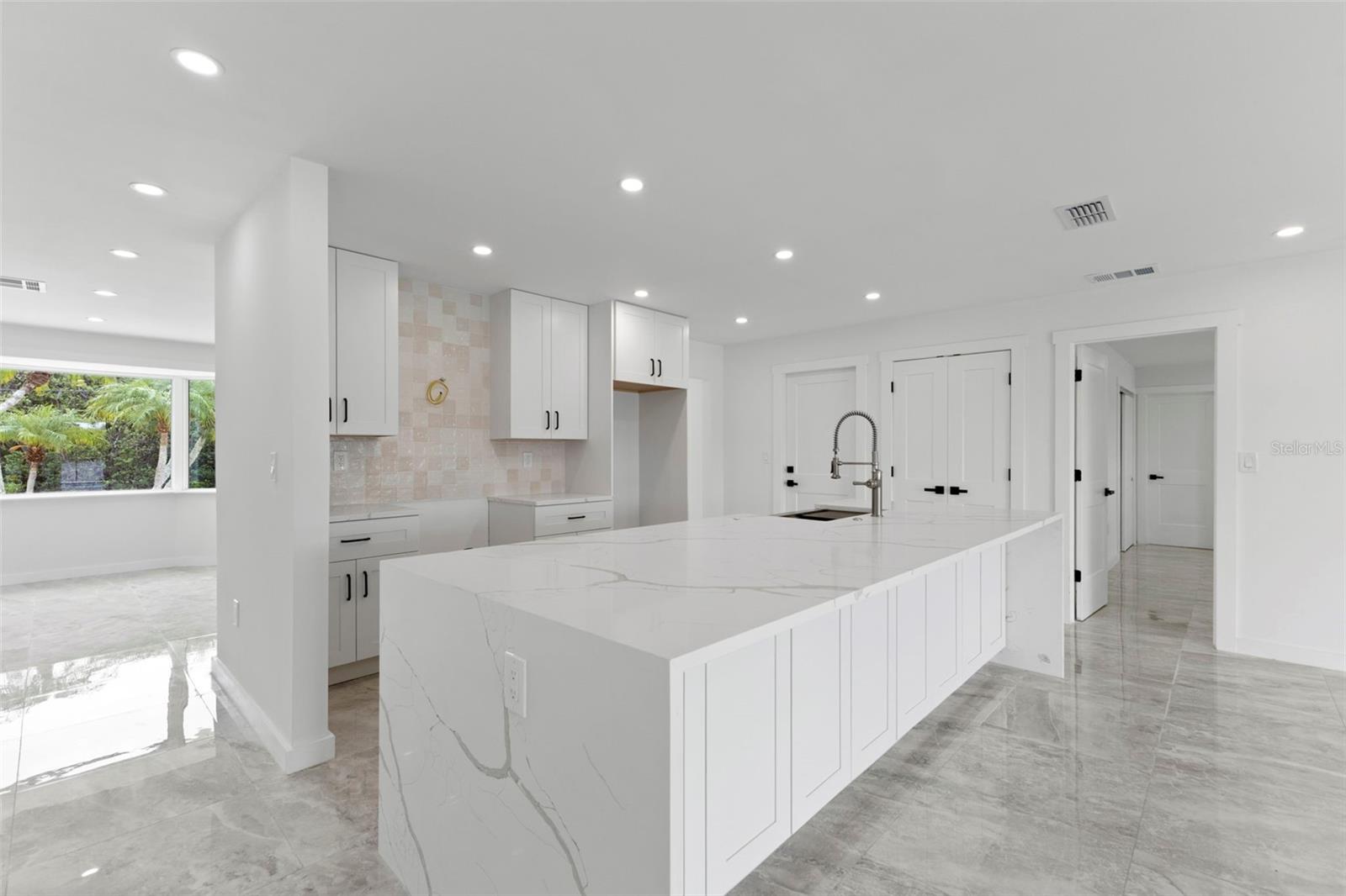 910 BAYSHORE DR