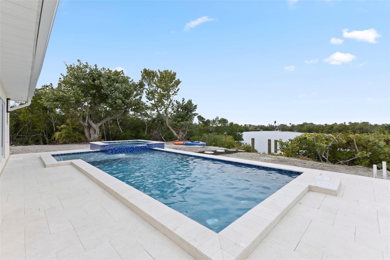 910 BAYSHORE DR