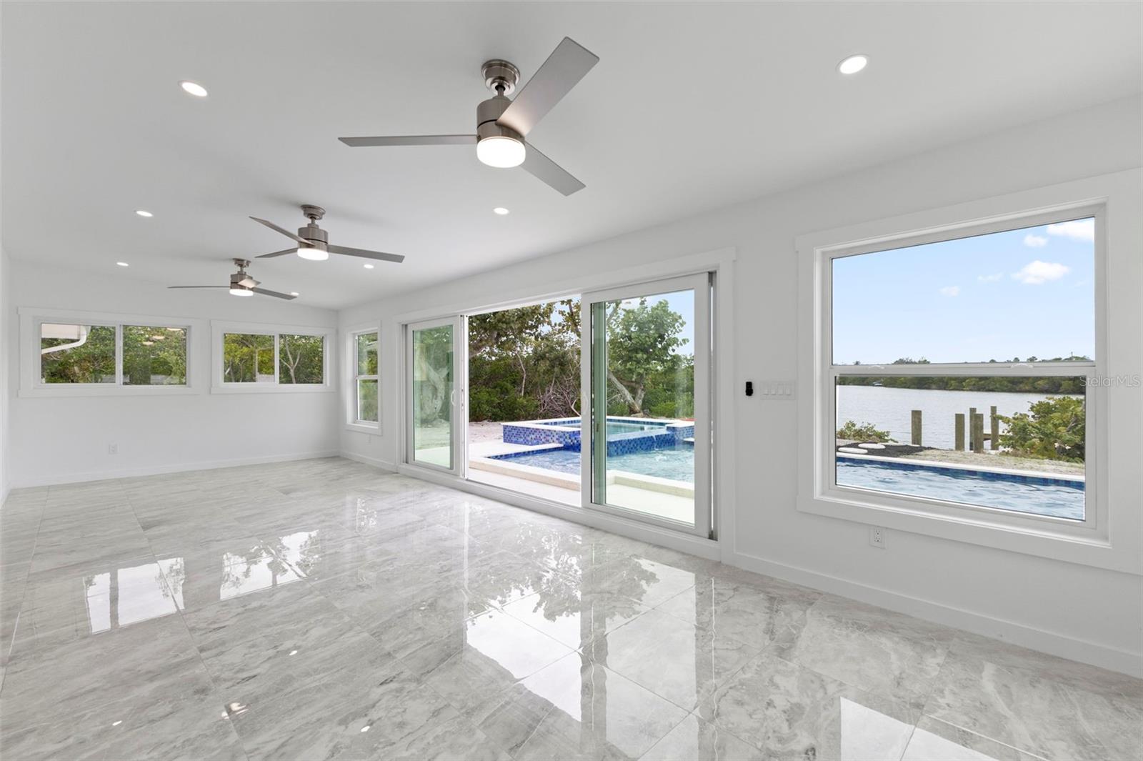 910 BAYSHORE DR