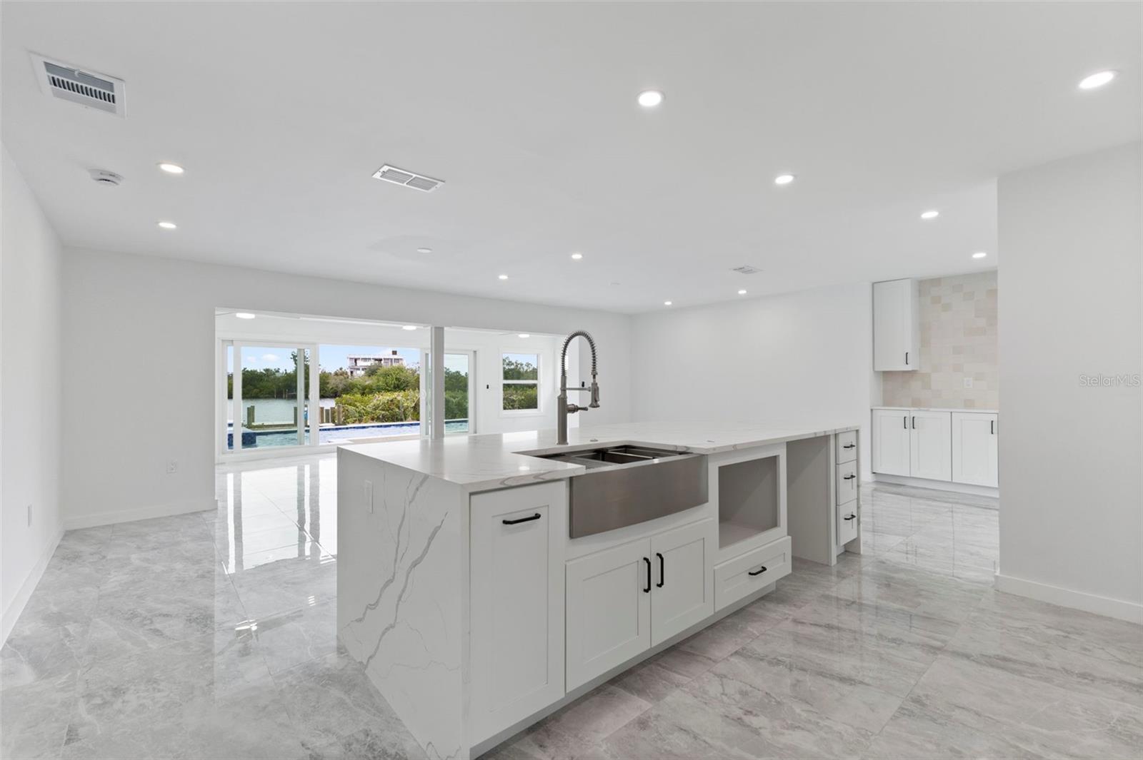 910 BAYSHORE DR