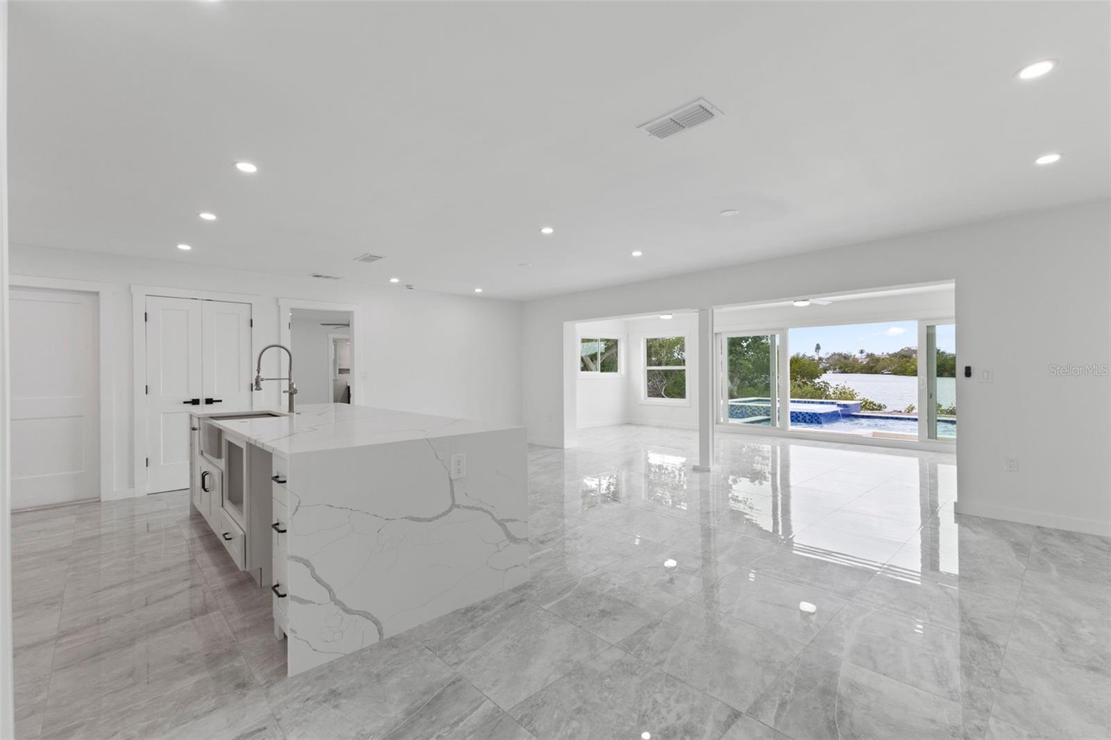 910 BAYSHORE DR