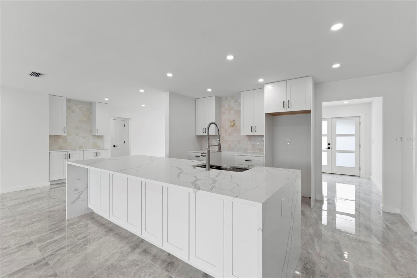 910 BAYSHORE DR