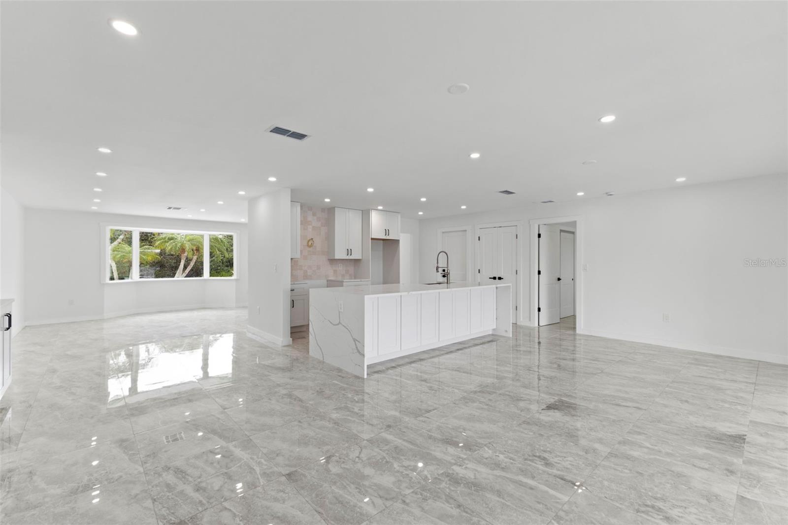 910 BAYSHORE DR