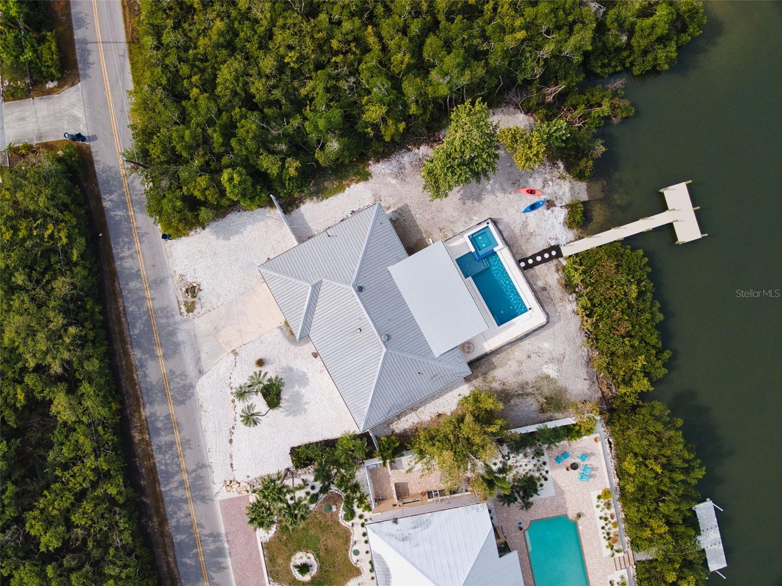 910 BAYSHORE DR