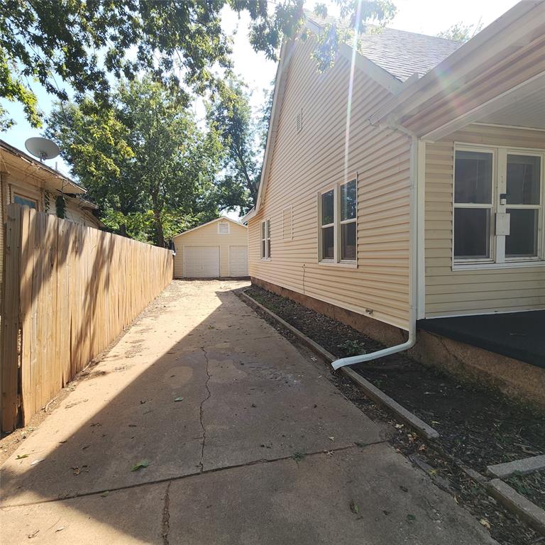 1123 W Kansas Avenue