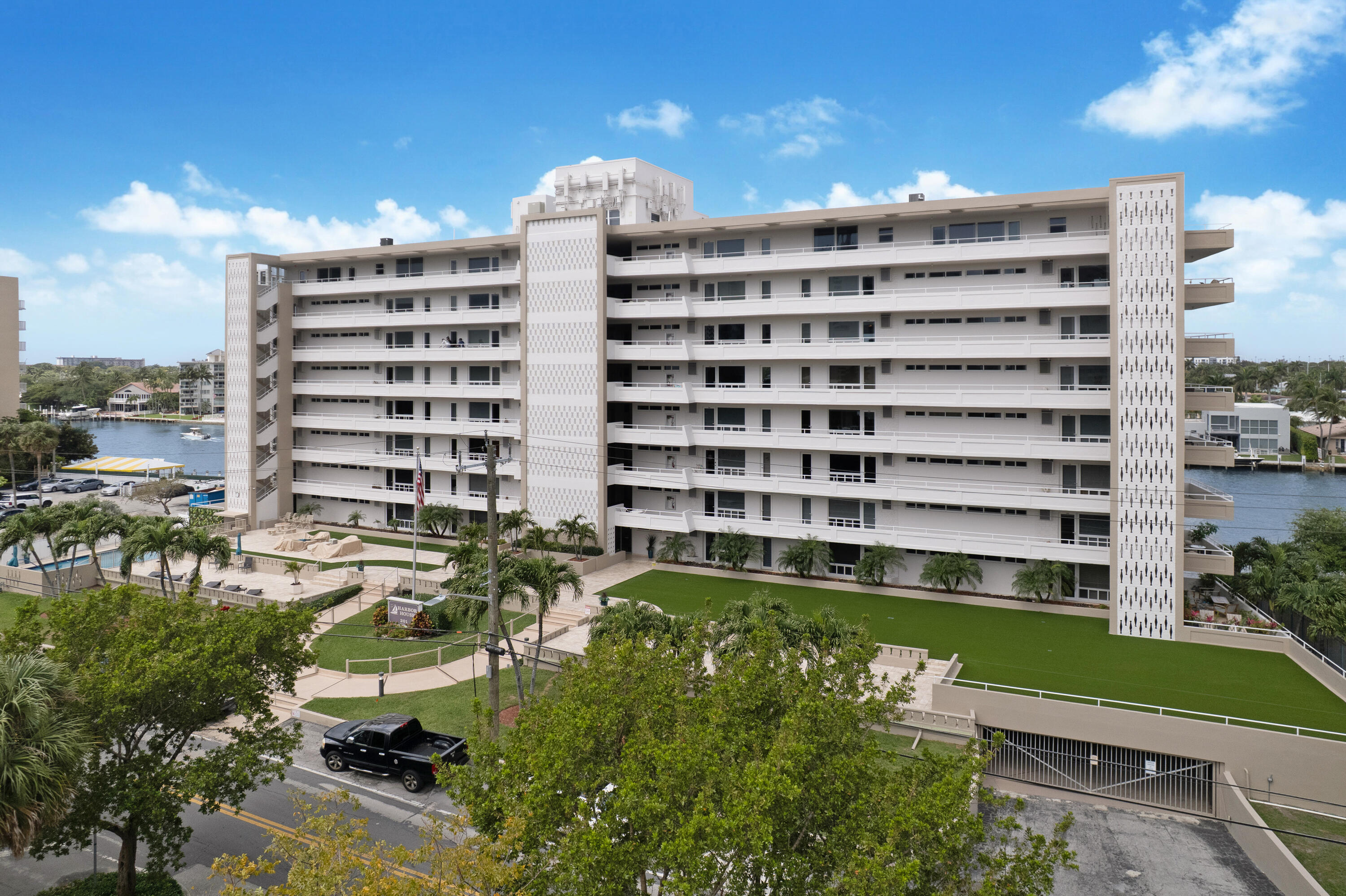 201 N Riverside Drive 402