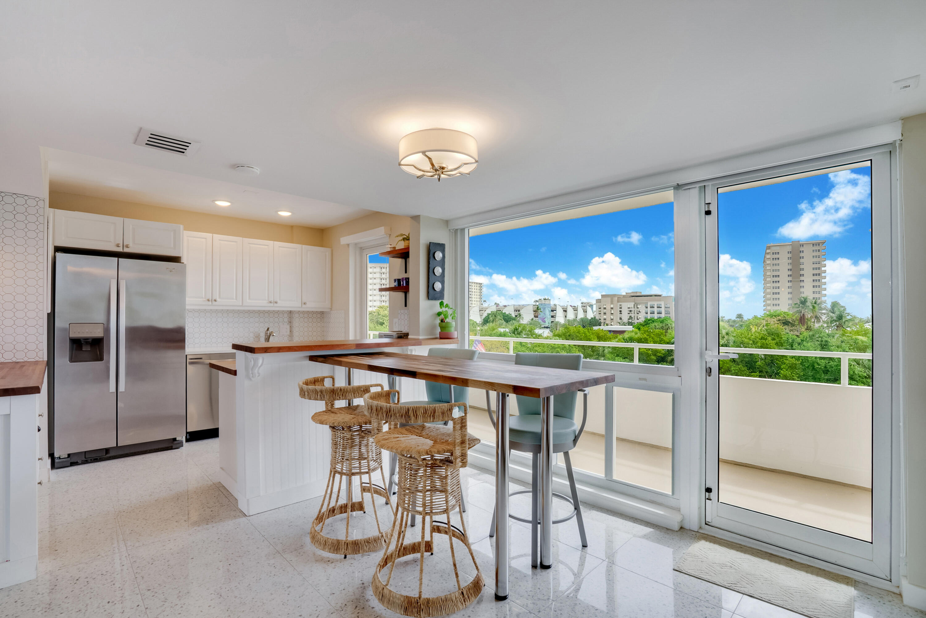 201 N Riverside Drive 402