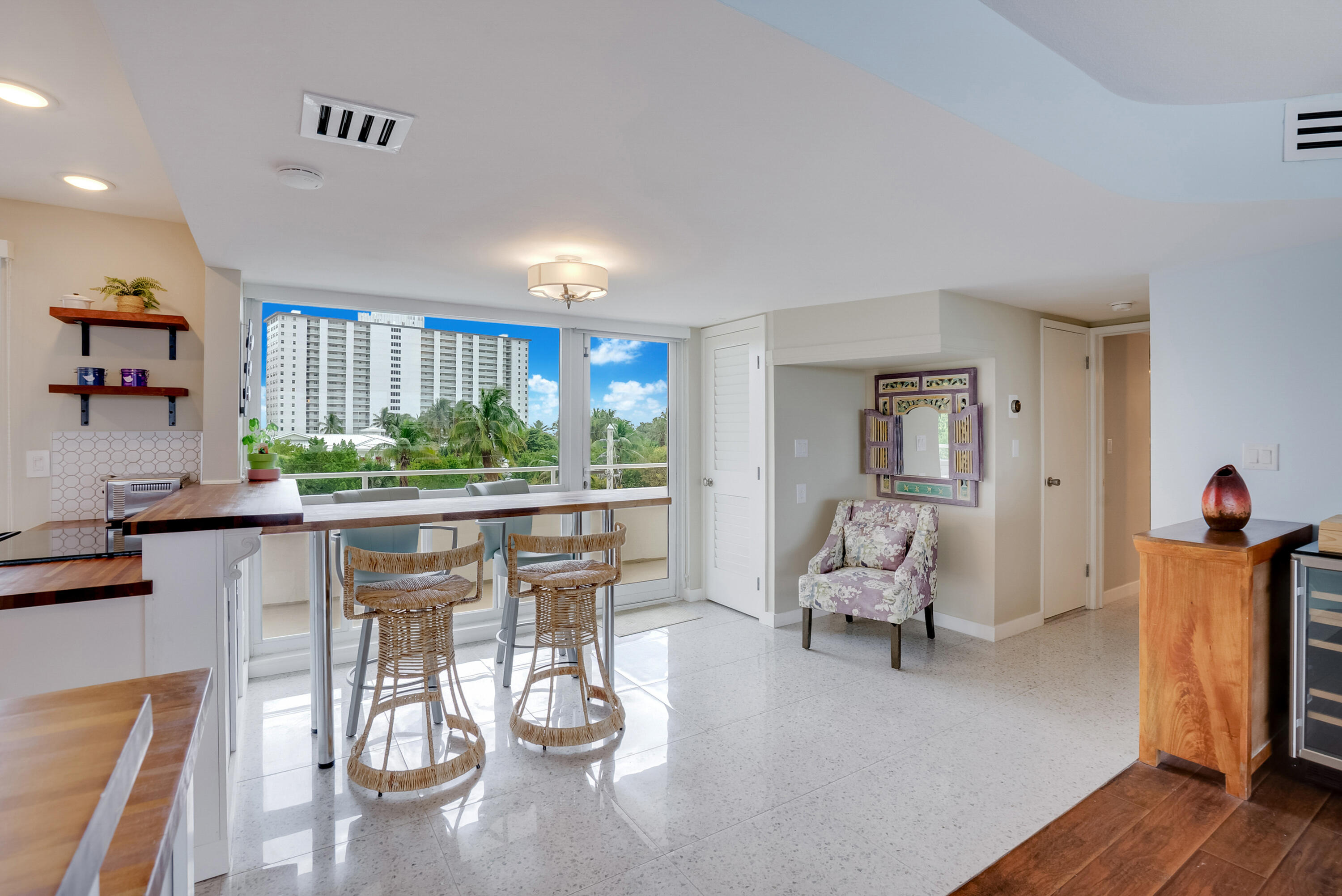 201 N Riverside Drive 402