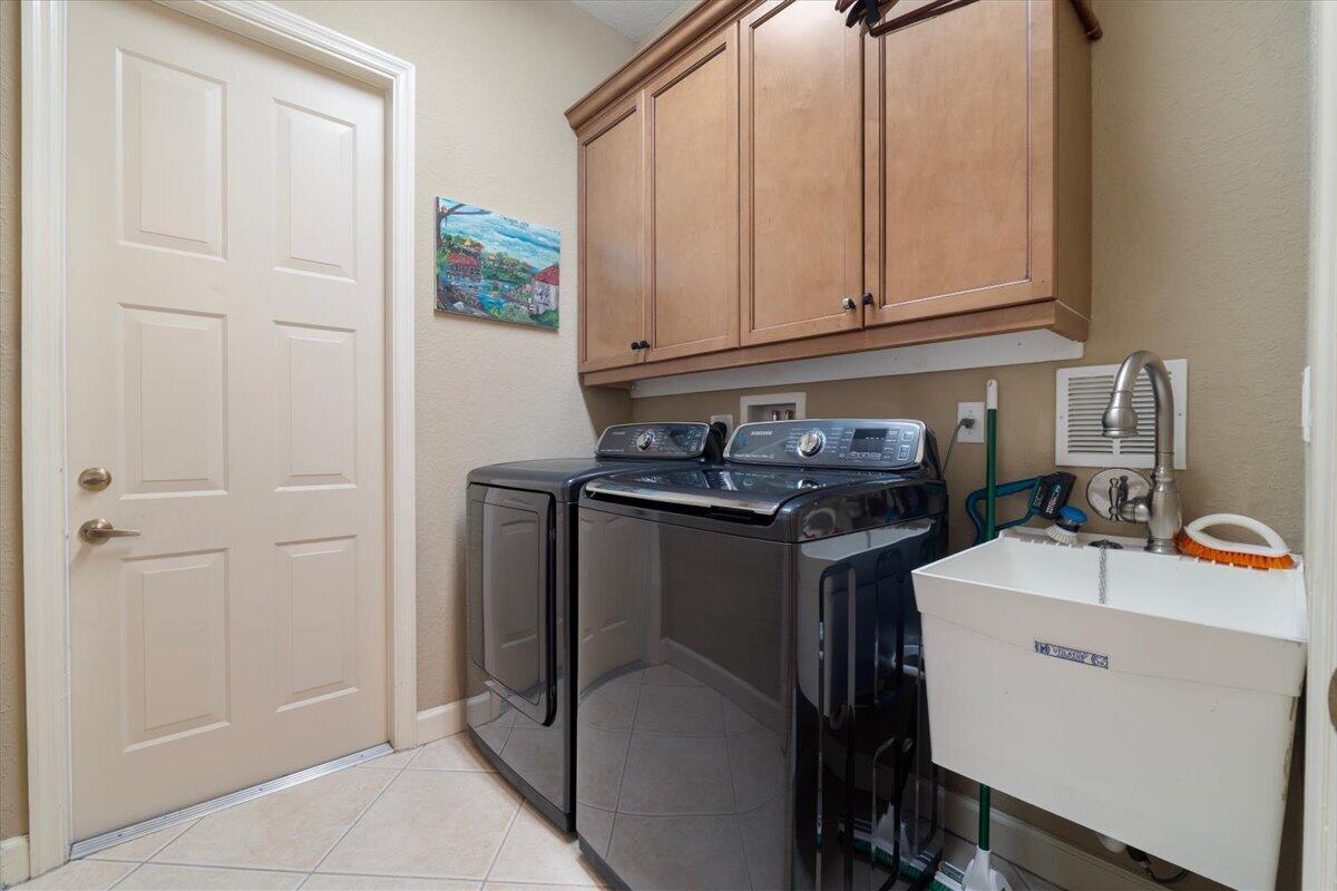 12390 NW 78TH Manor