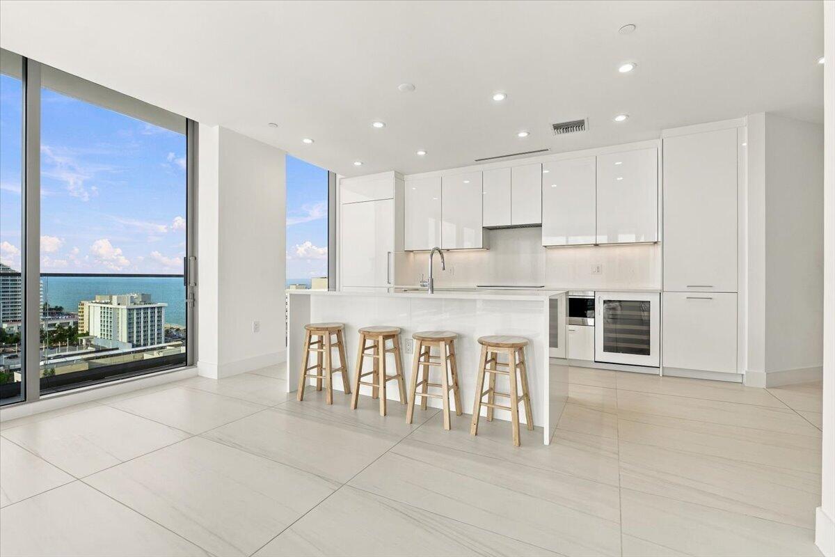 153 N Seabreeze Boulevard 1604