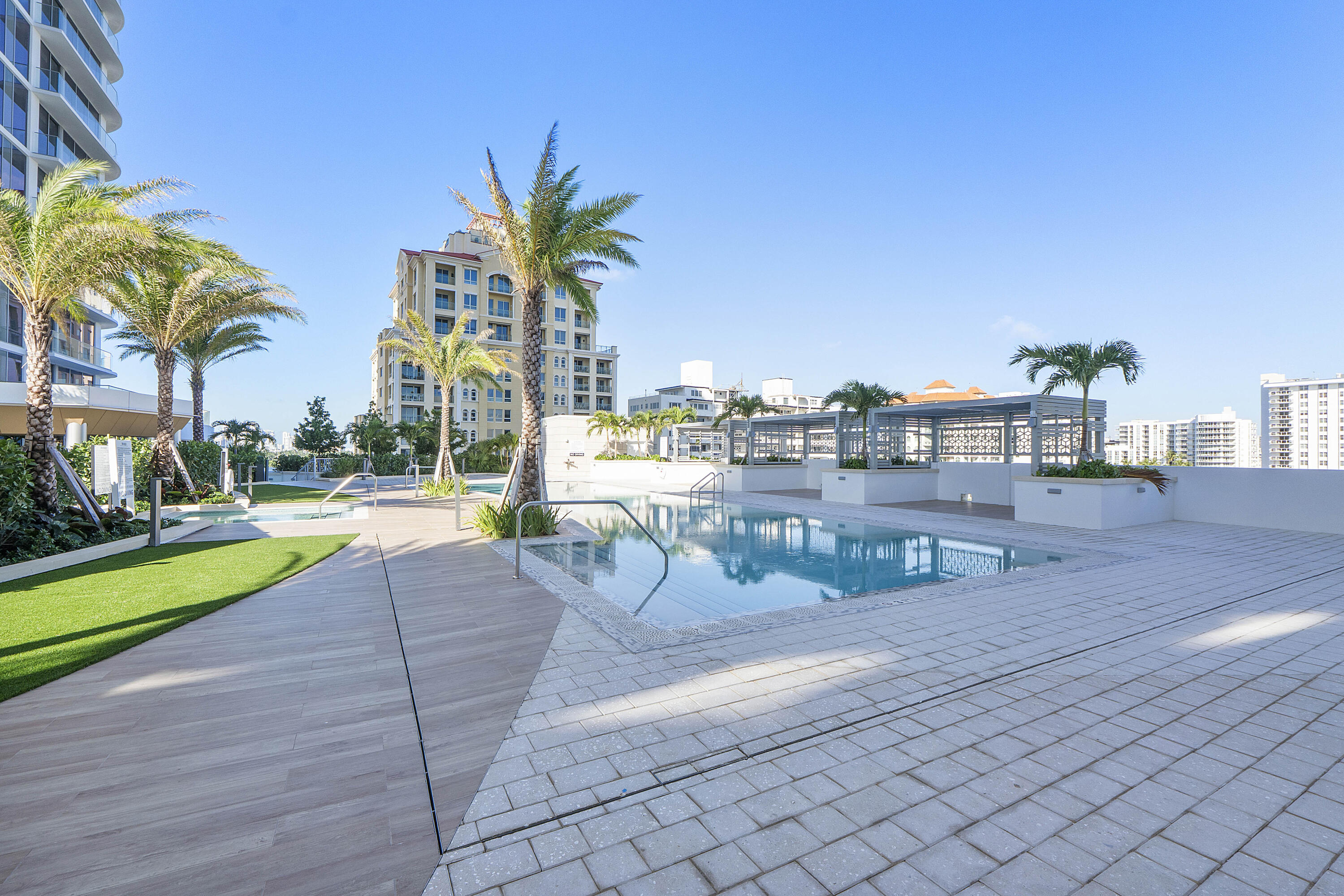 153 N Seabreeze Boulevard 1604