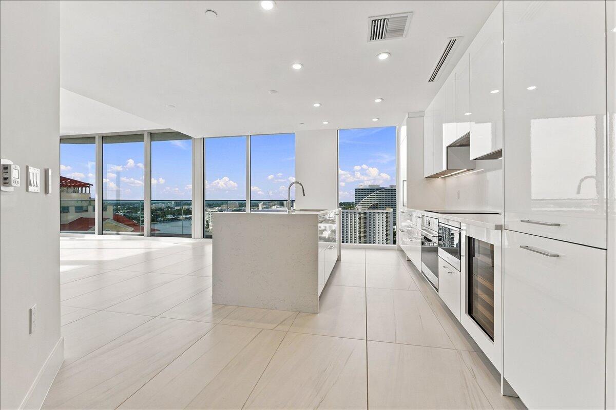 153 N Seabreeze Boulevard 1604