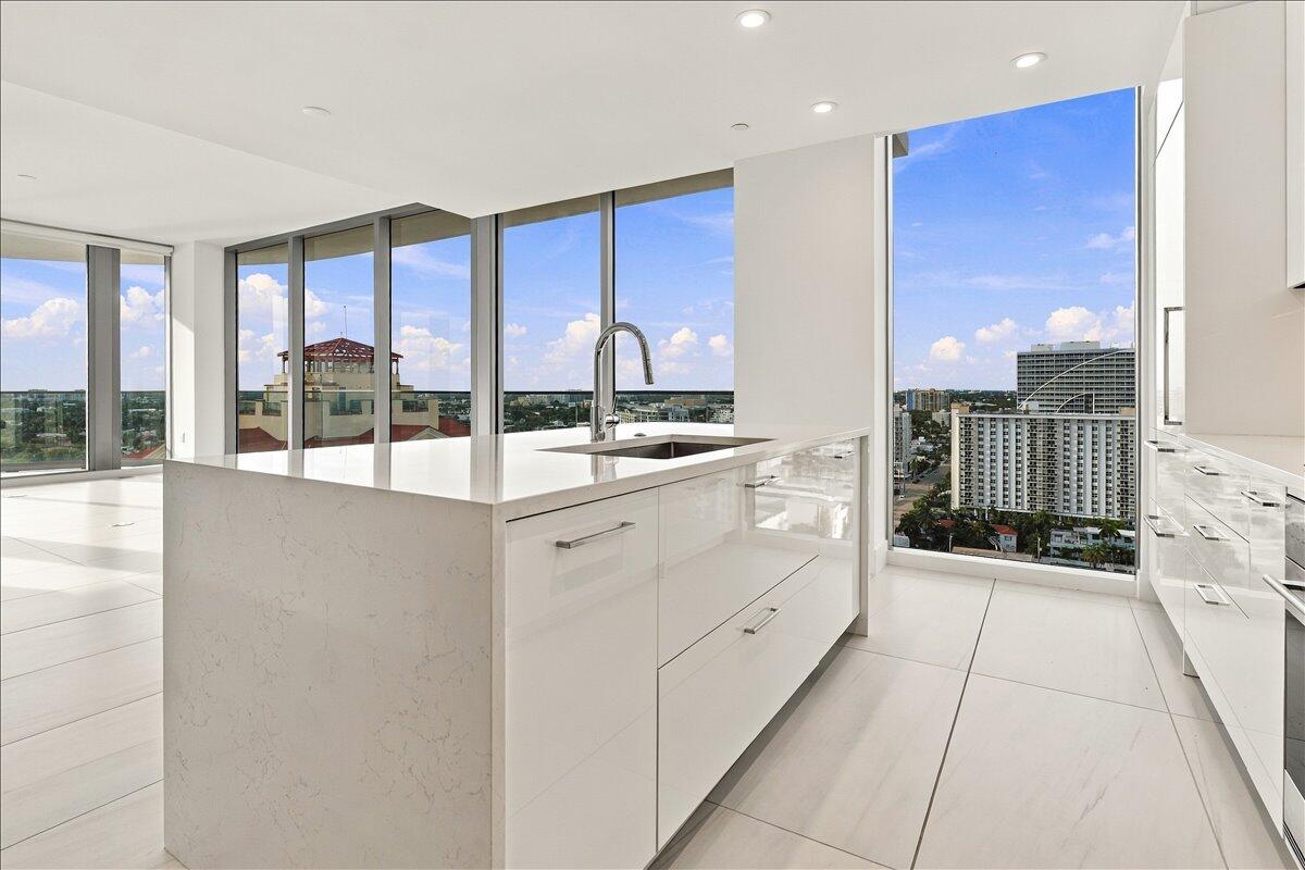 153 N Seabreeze Boulevard 1604