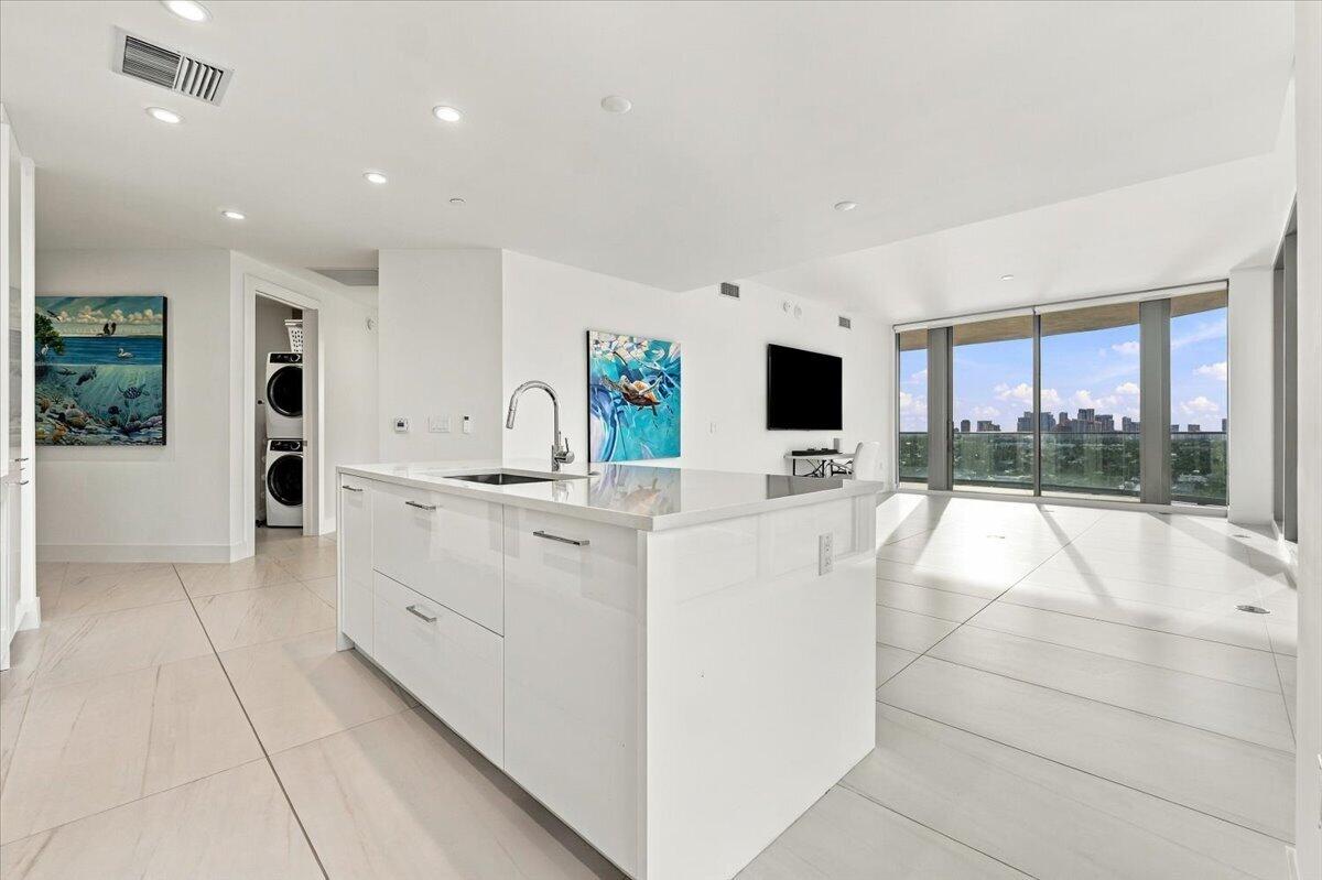 153 N Seabreeze Boulevard 1604