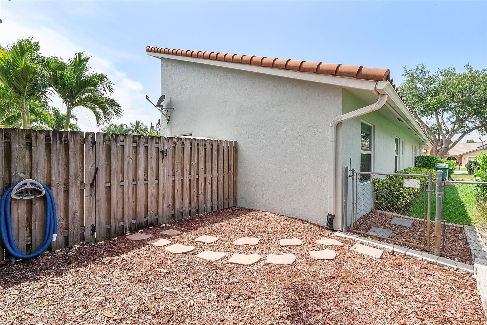 9760 NW 51st St